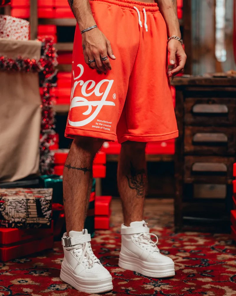 SHORT OVERSIZED [ CURSIVE LOGO ] ROJO