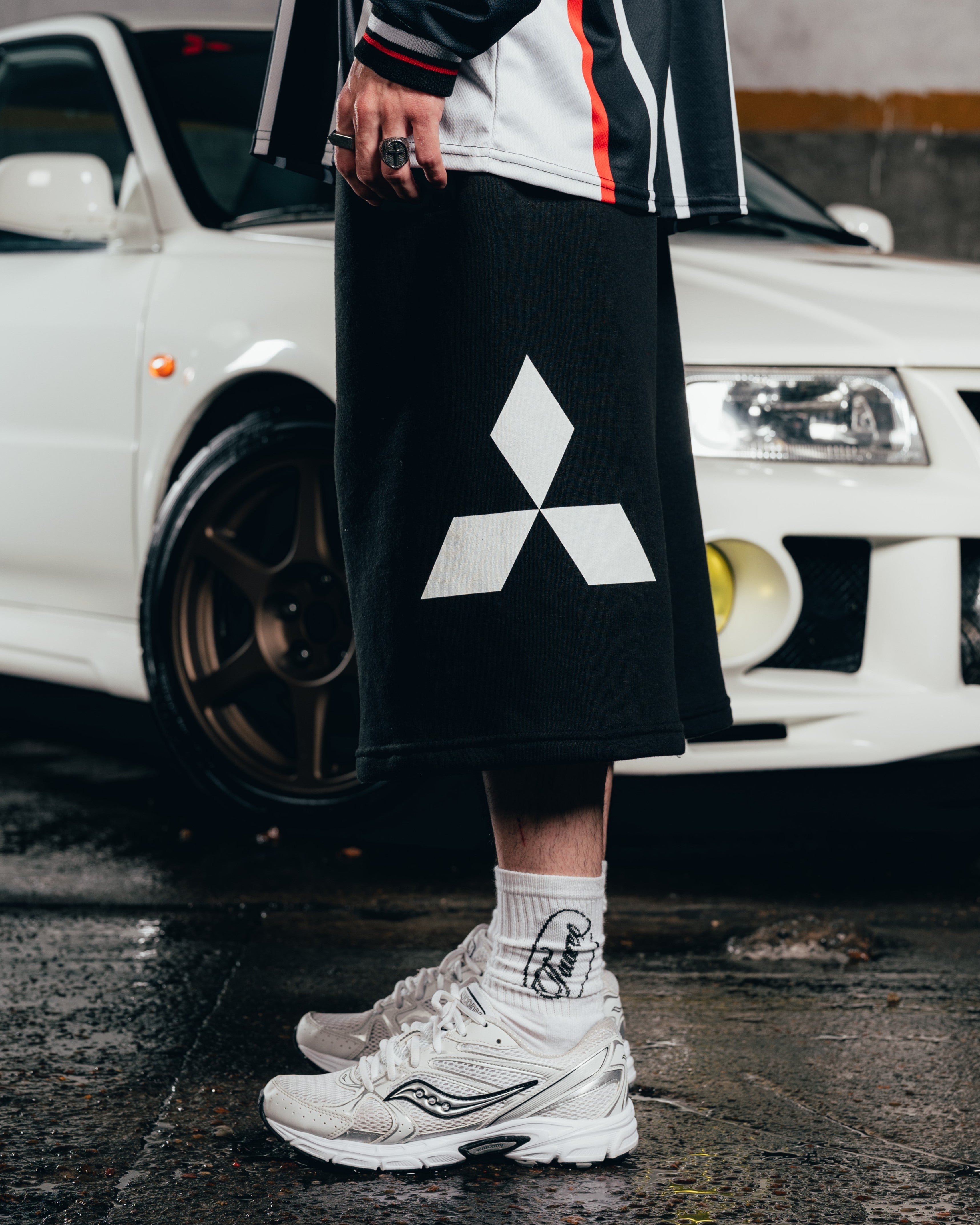 SHORT LARGO ¾ [ MITSUBISHI ] MEGALOGO