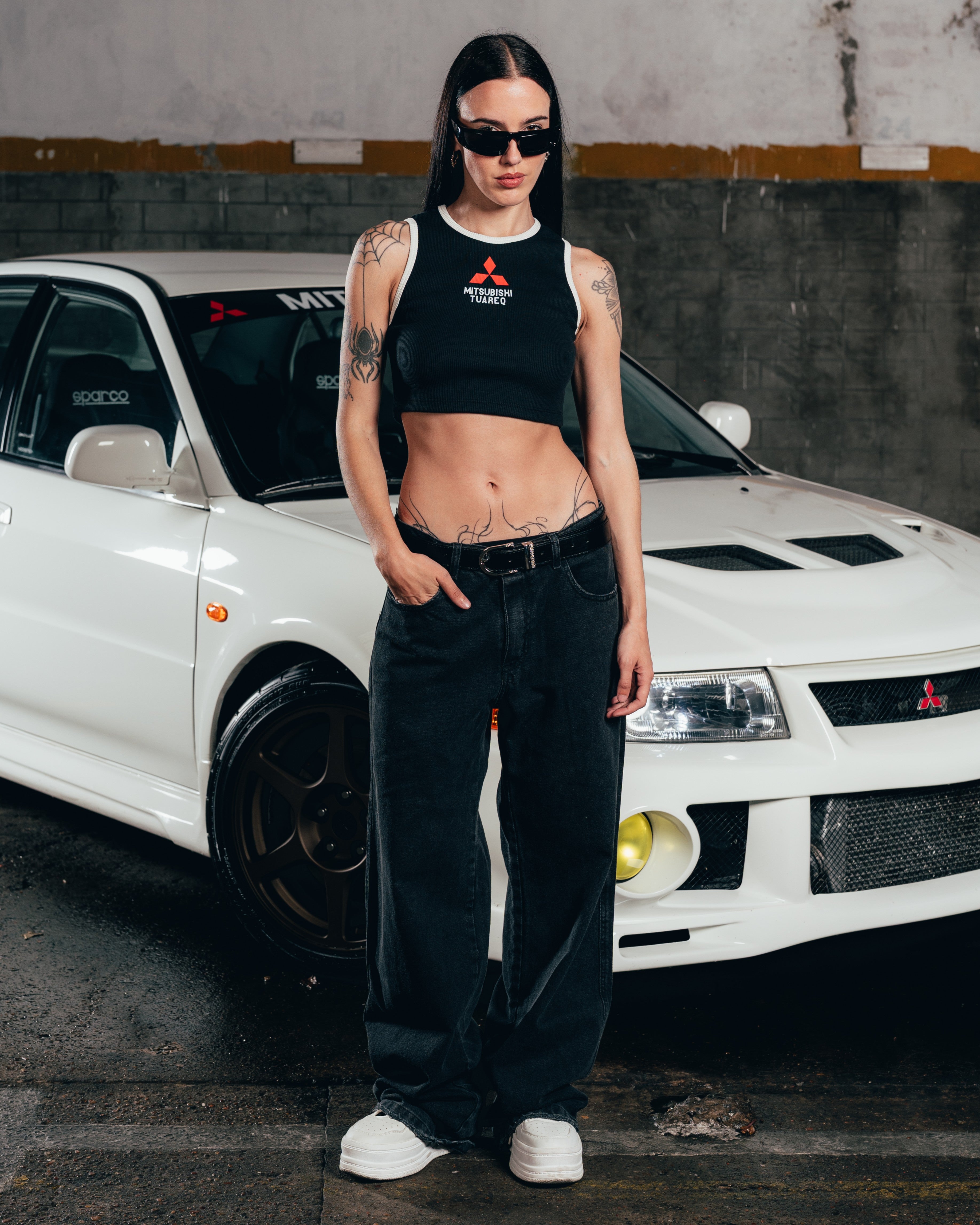 CROP MUSCULOSA [ MITSUBISHI ] LOGO BLACK