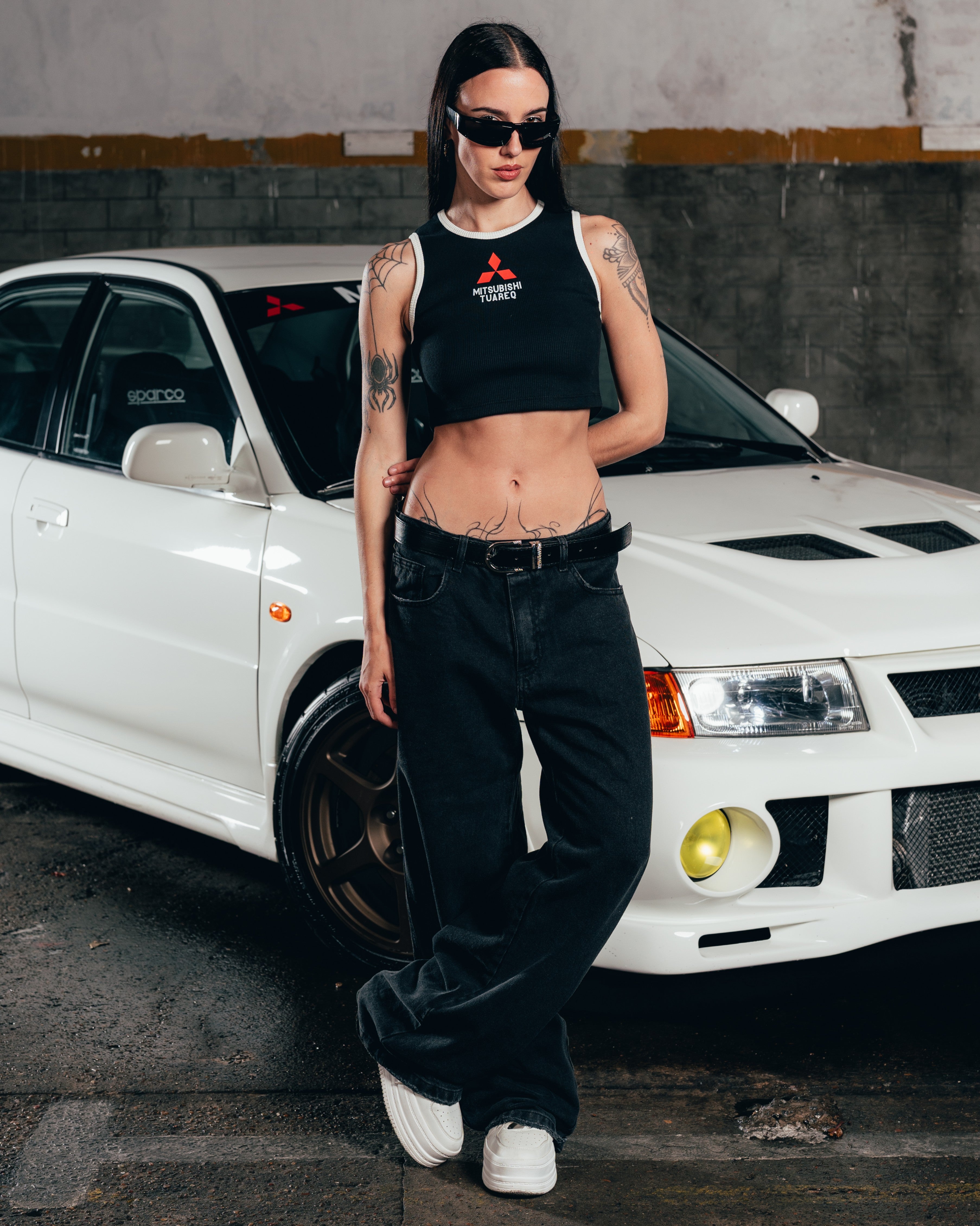 CROP MUSCULOSA [ MITSUBISHI ] LOGO BLACK