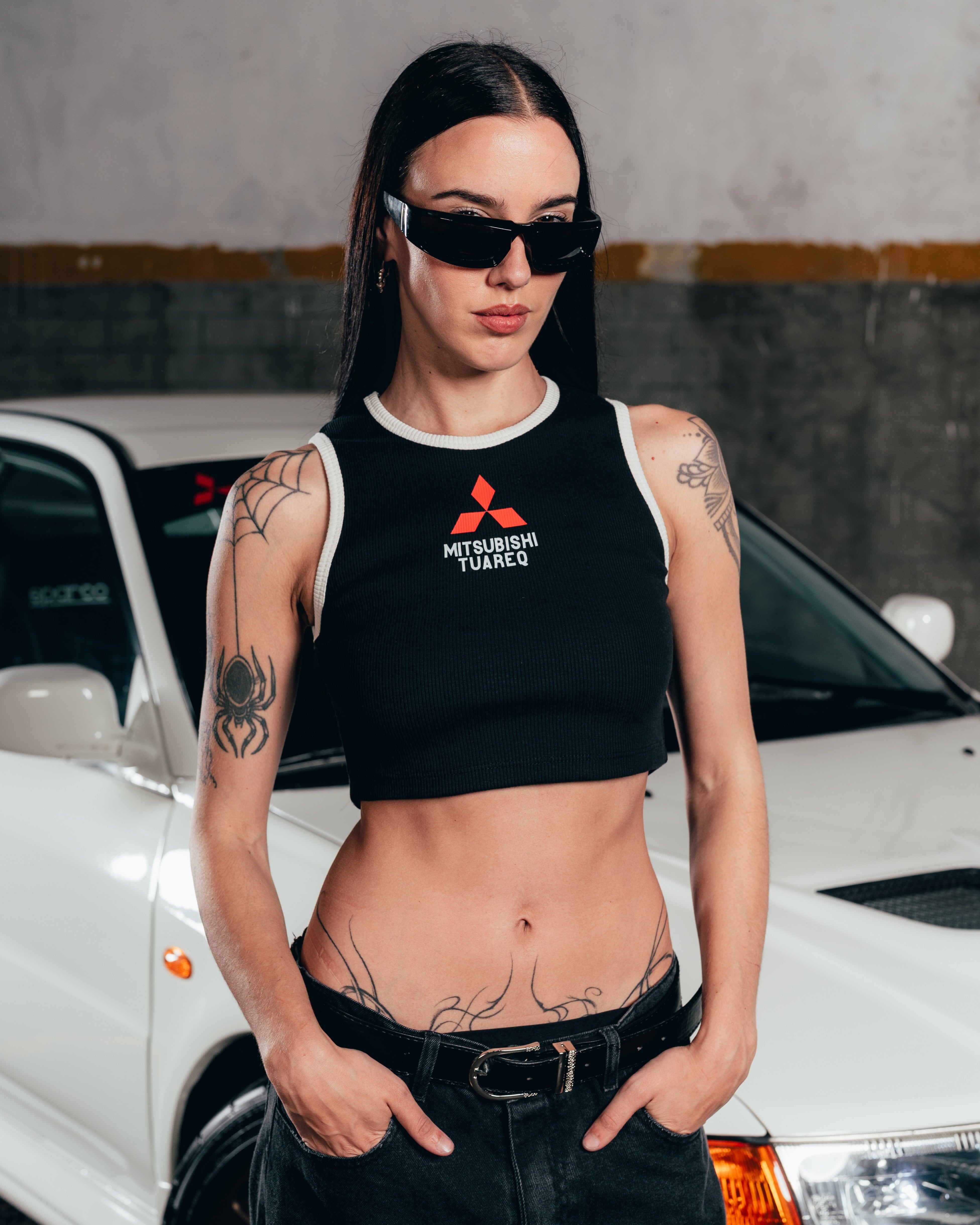 CROP MUSCULOSA [ MITSUBISHI ] LOGO BLACK