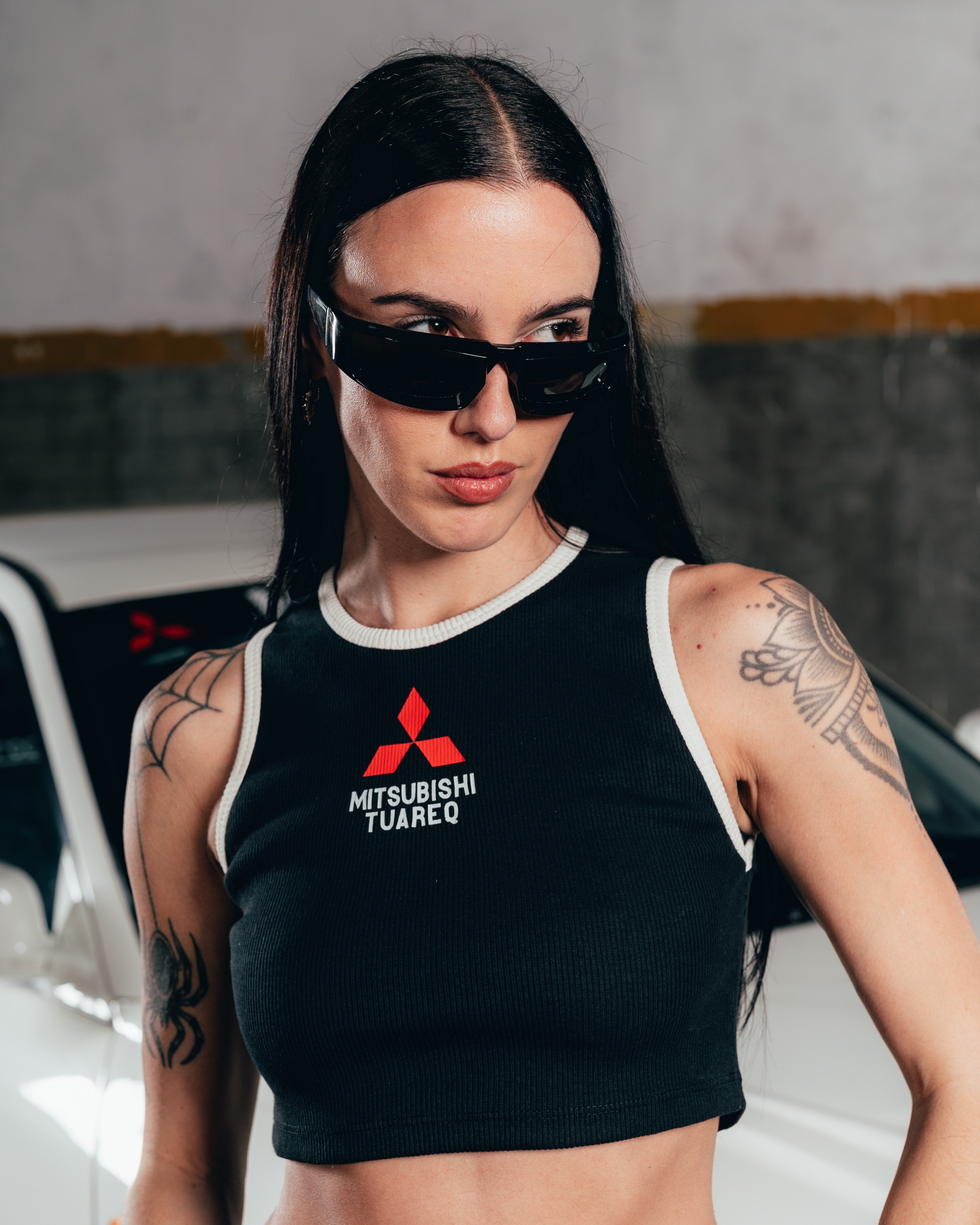 CROP MUSCULOSA [ MITSUBISHI ] LOGO BLACK