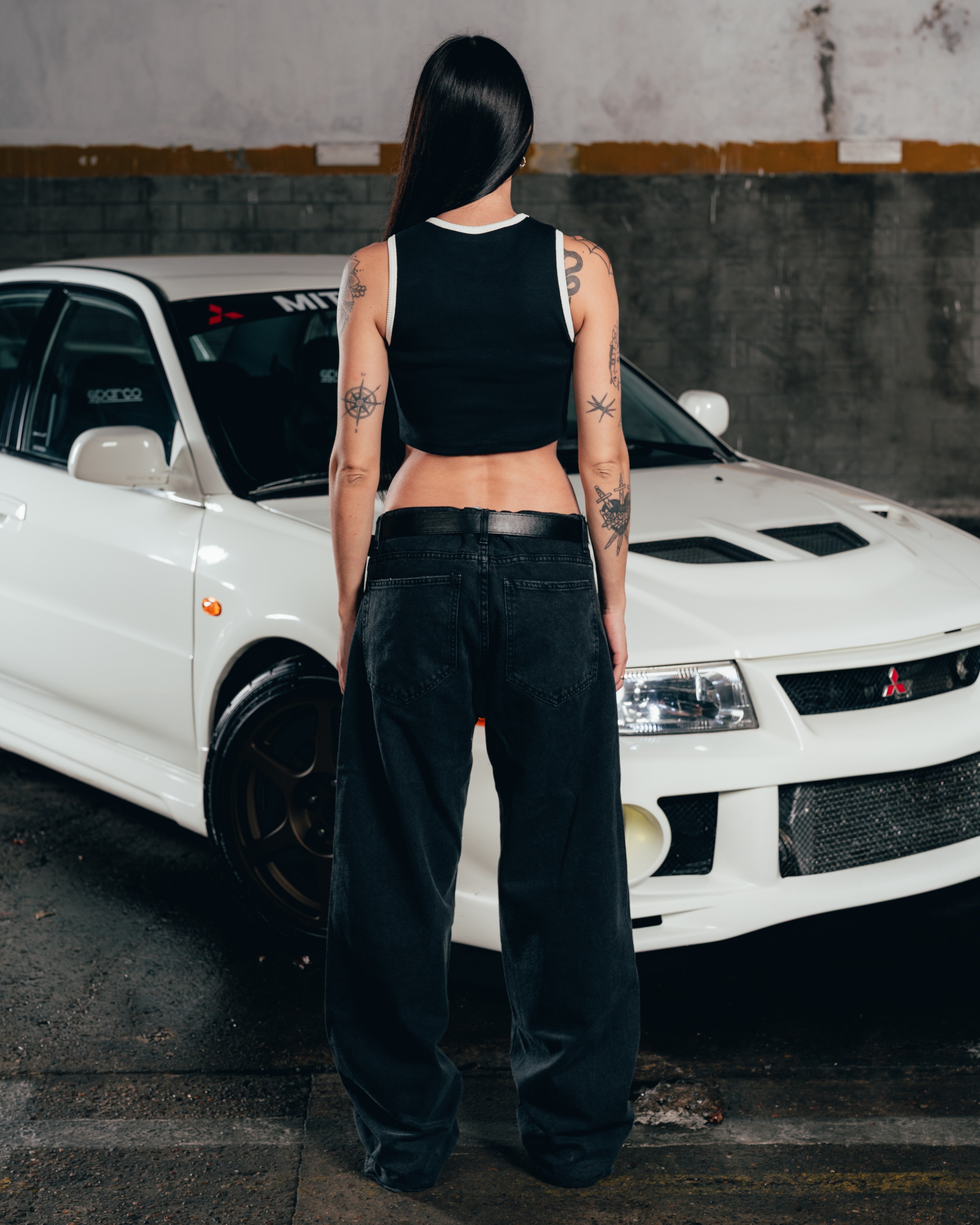 CROP MUSCULOSA [ MITSUBISHI ] LOGO BLACK