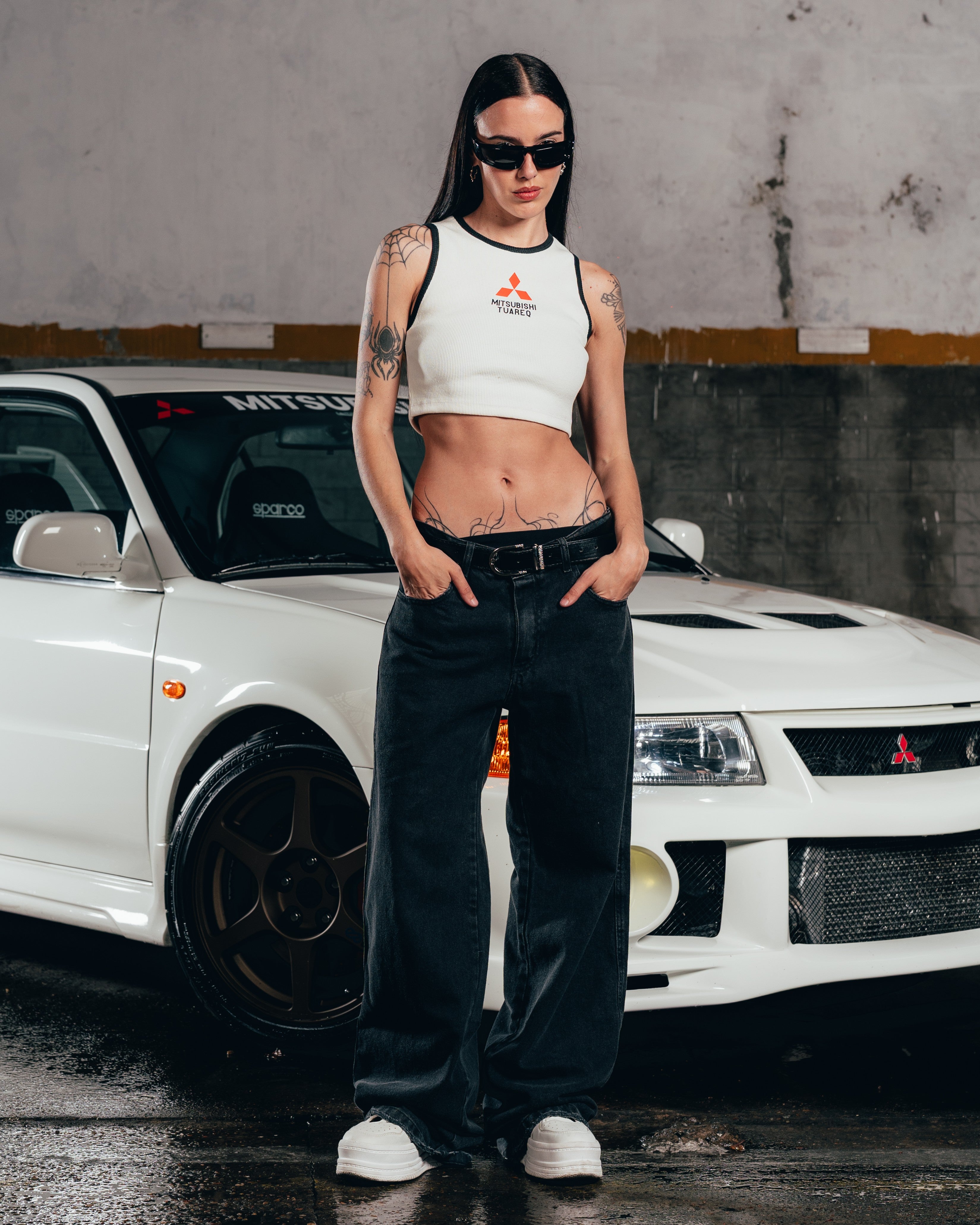 CROP MUSCULOSA [ MITSUBISHI ] LOGO WHITE