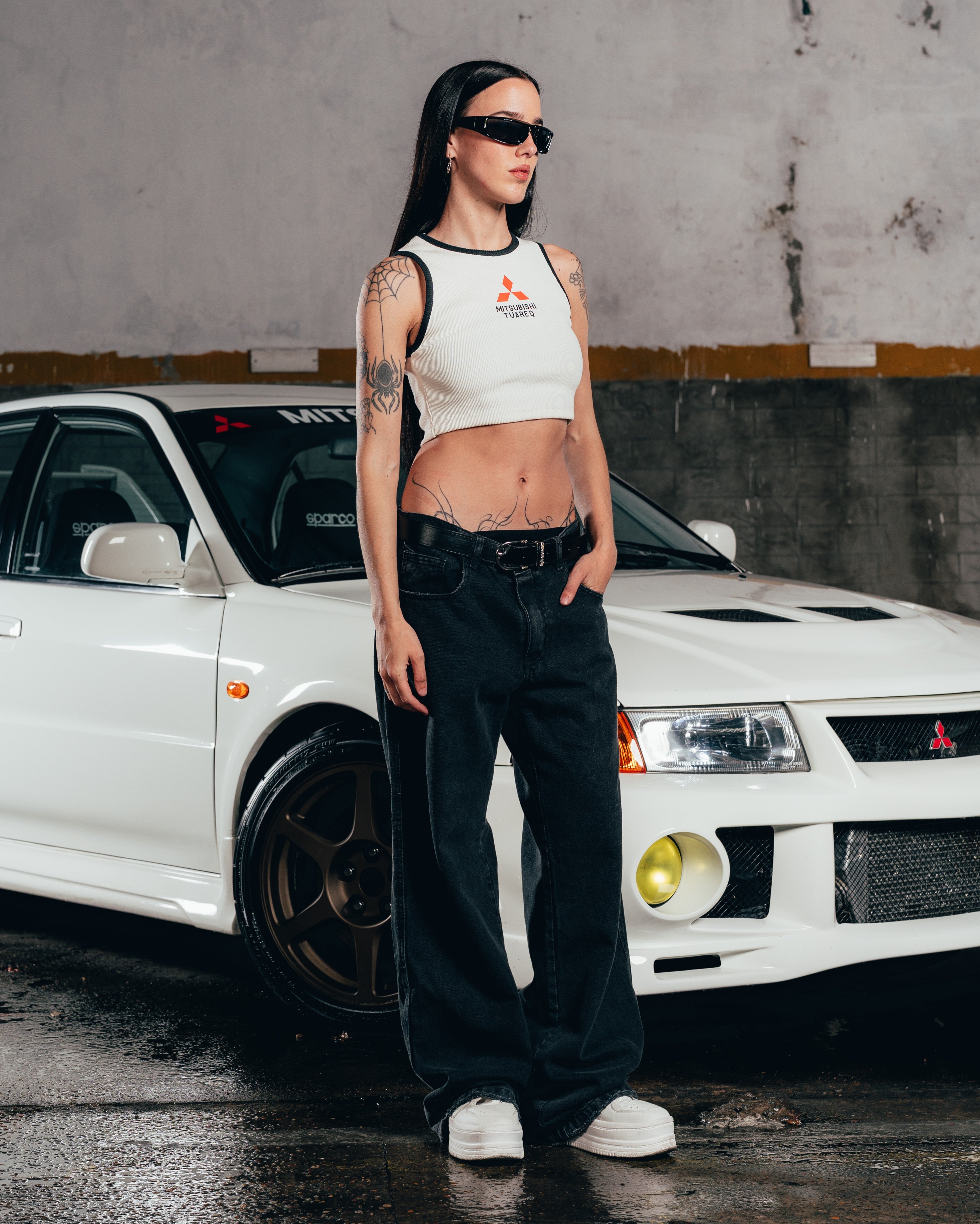 CROP MUSCULOSA [ MITSUBISHI ] LOGO WHITE