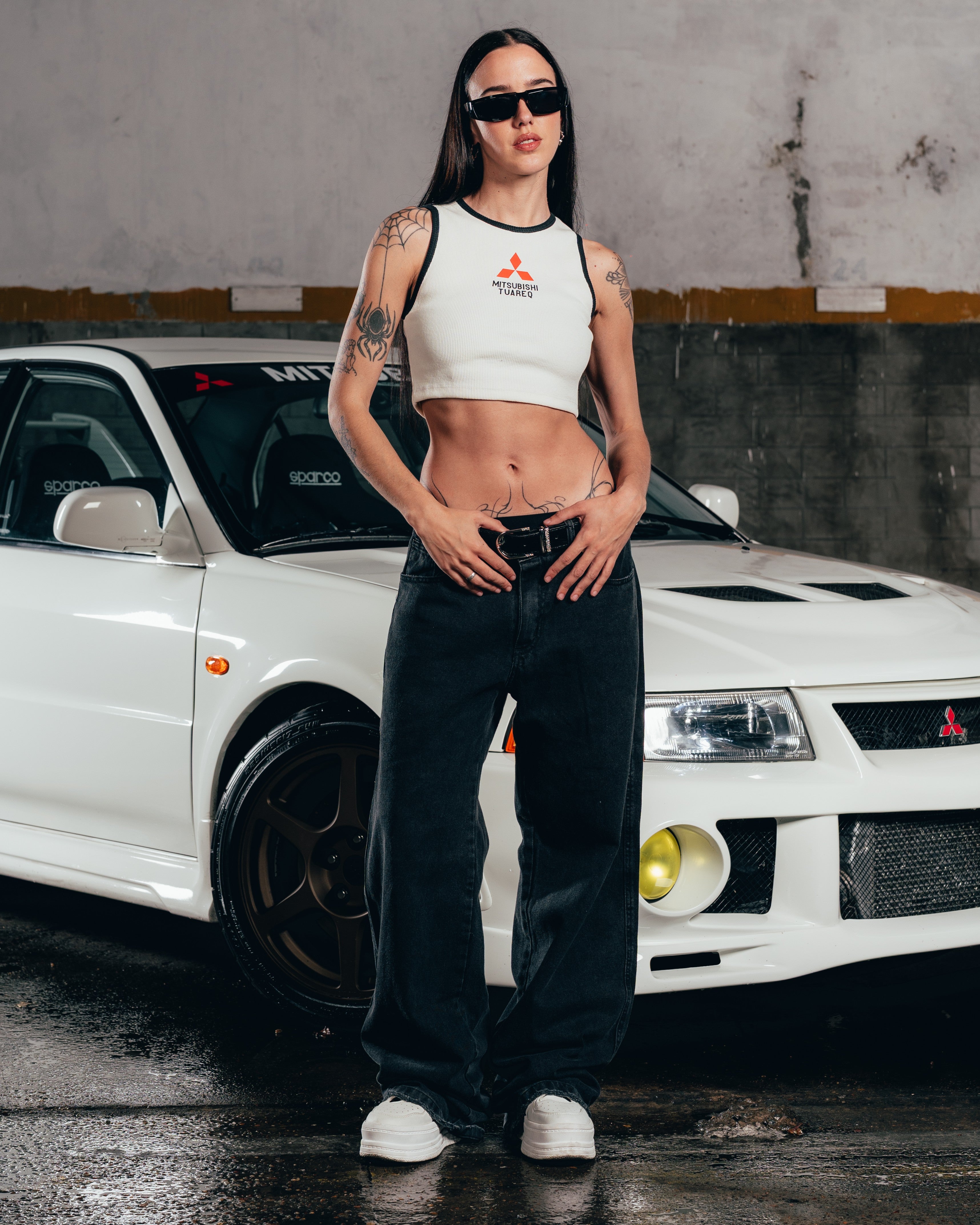 CROP MUSCULOSA [ MITSUBISHI ] LOGO WHITE