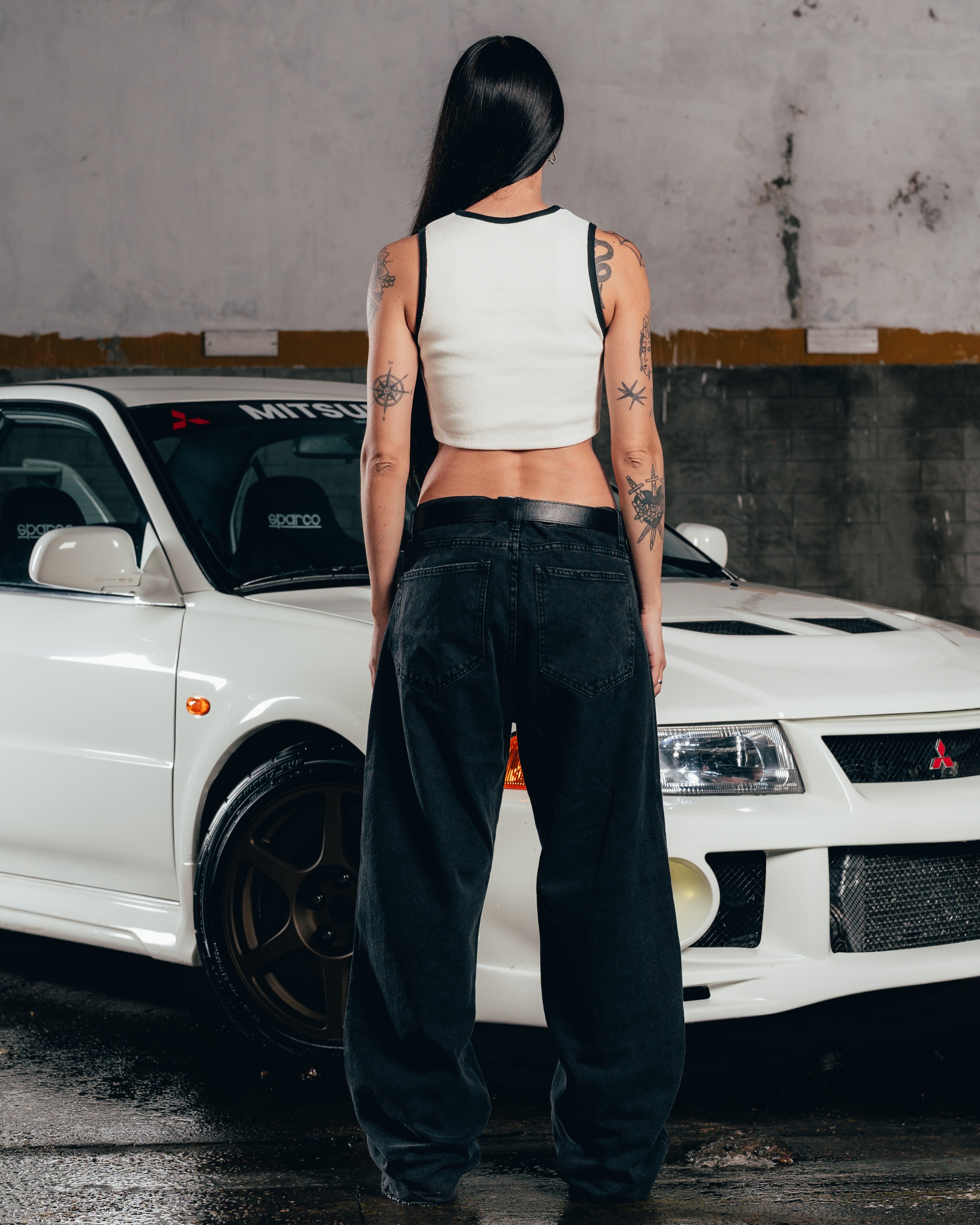 CROP MUSCULOSA [ MITSUBISHI ] LOGO WHITE