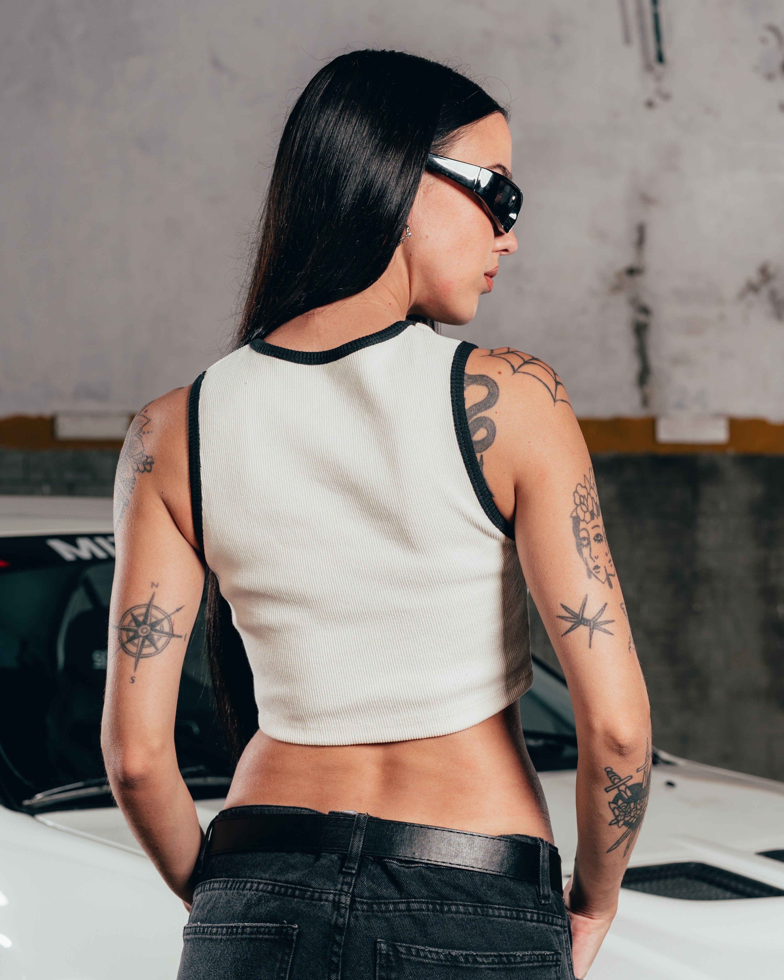 CROP MUSCULOSA [ MITSUBISHI ] LOGO WHITE