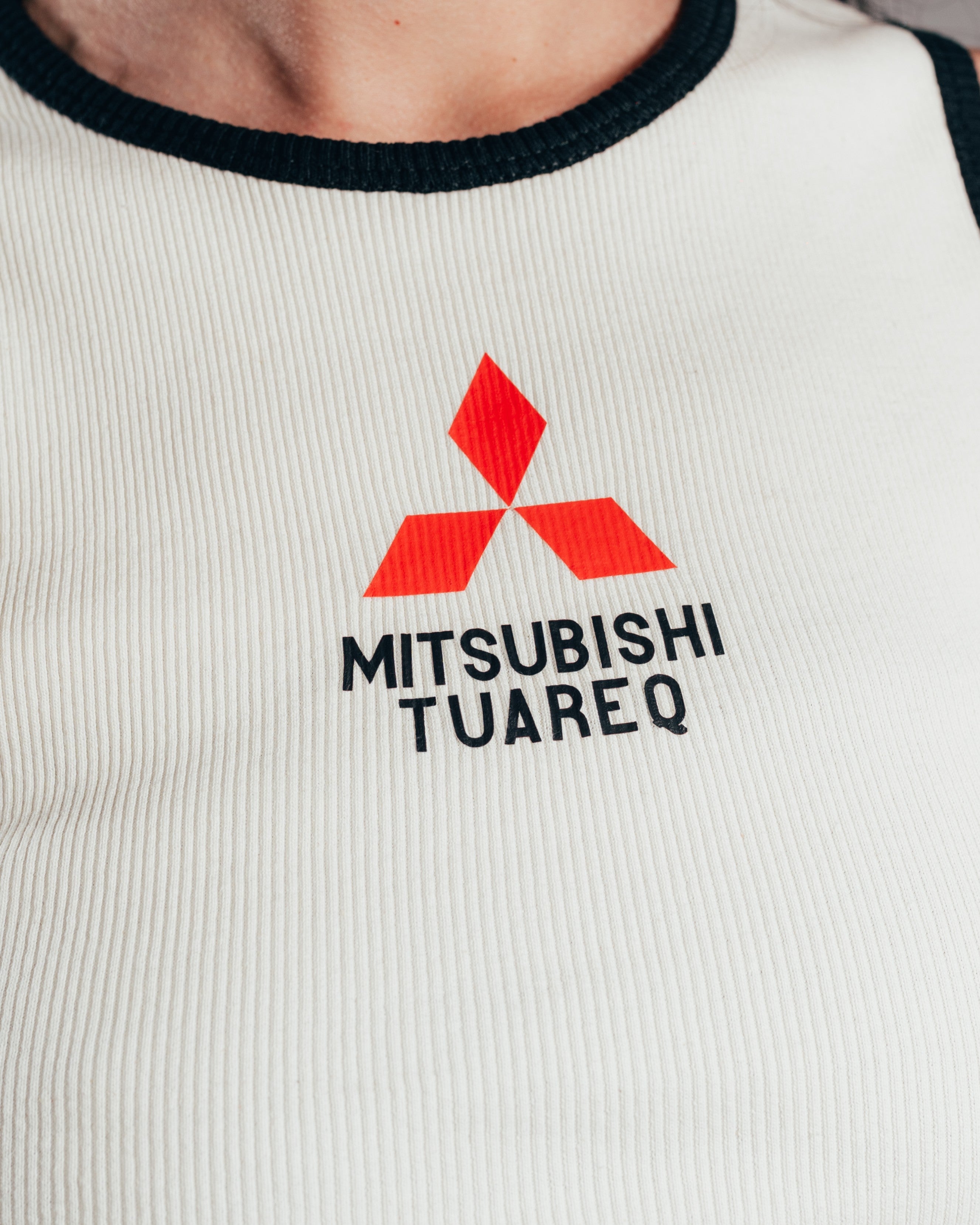 CROP MUSCULOSA [ MITSUBISHI ] LOGO WHITE
