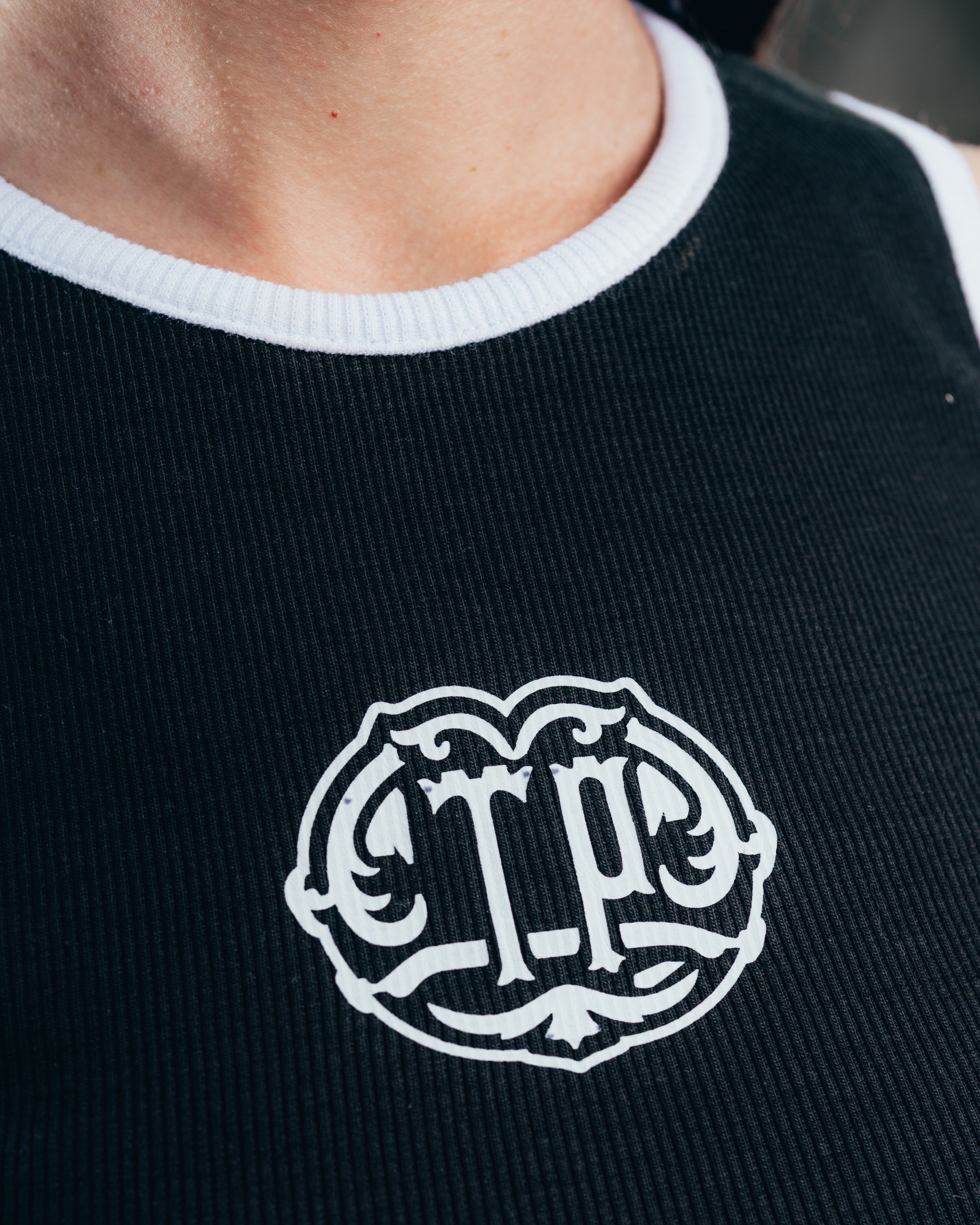 TOP MUSCULOSA [ PERRIER ] SHIELD BLACK