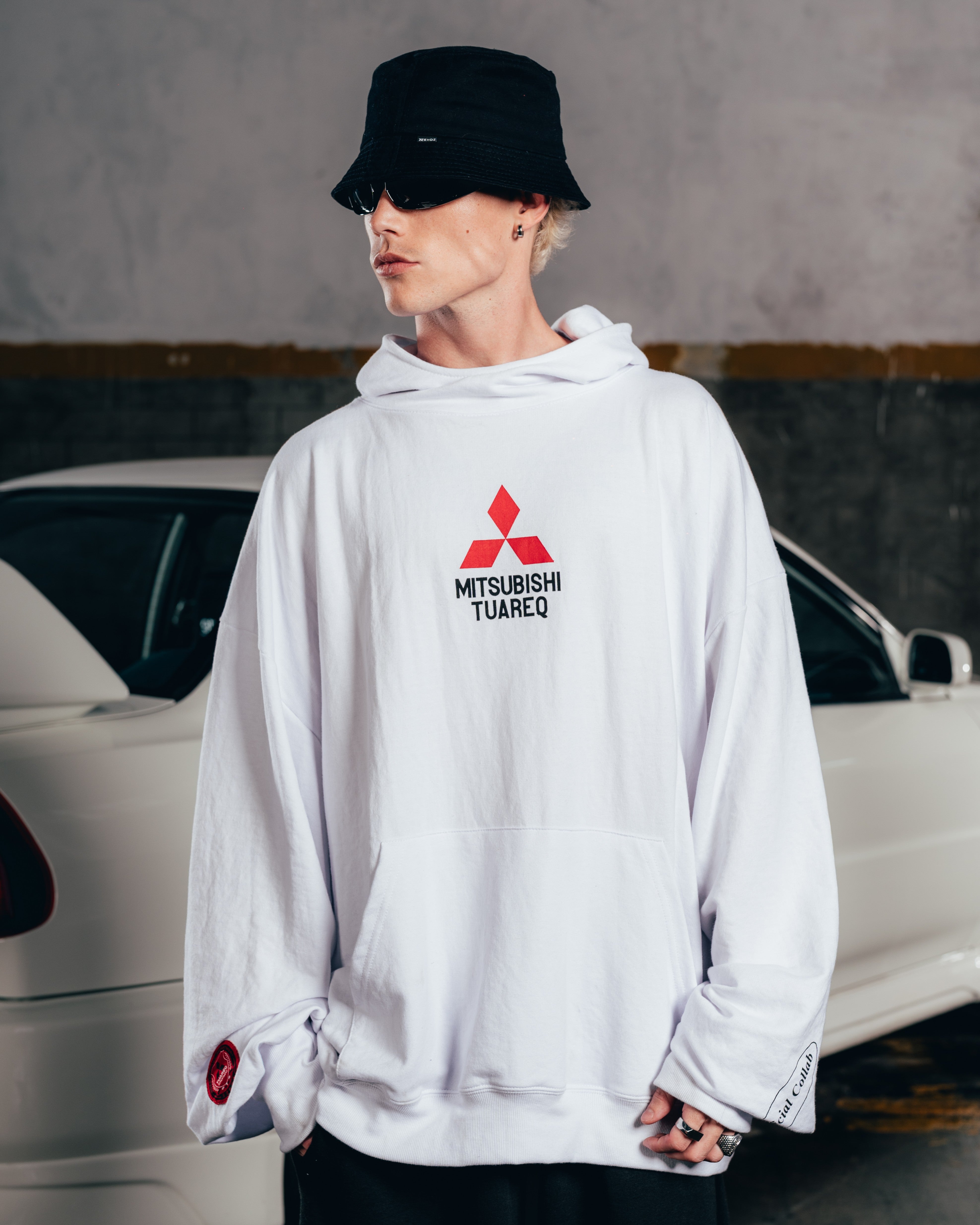 HOODIE MEGAOVERSIZED [ MITSUBISHI ] LOGO WHITE