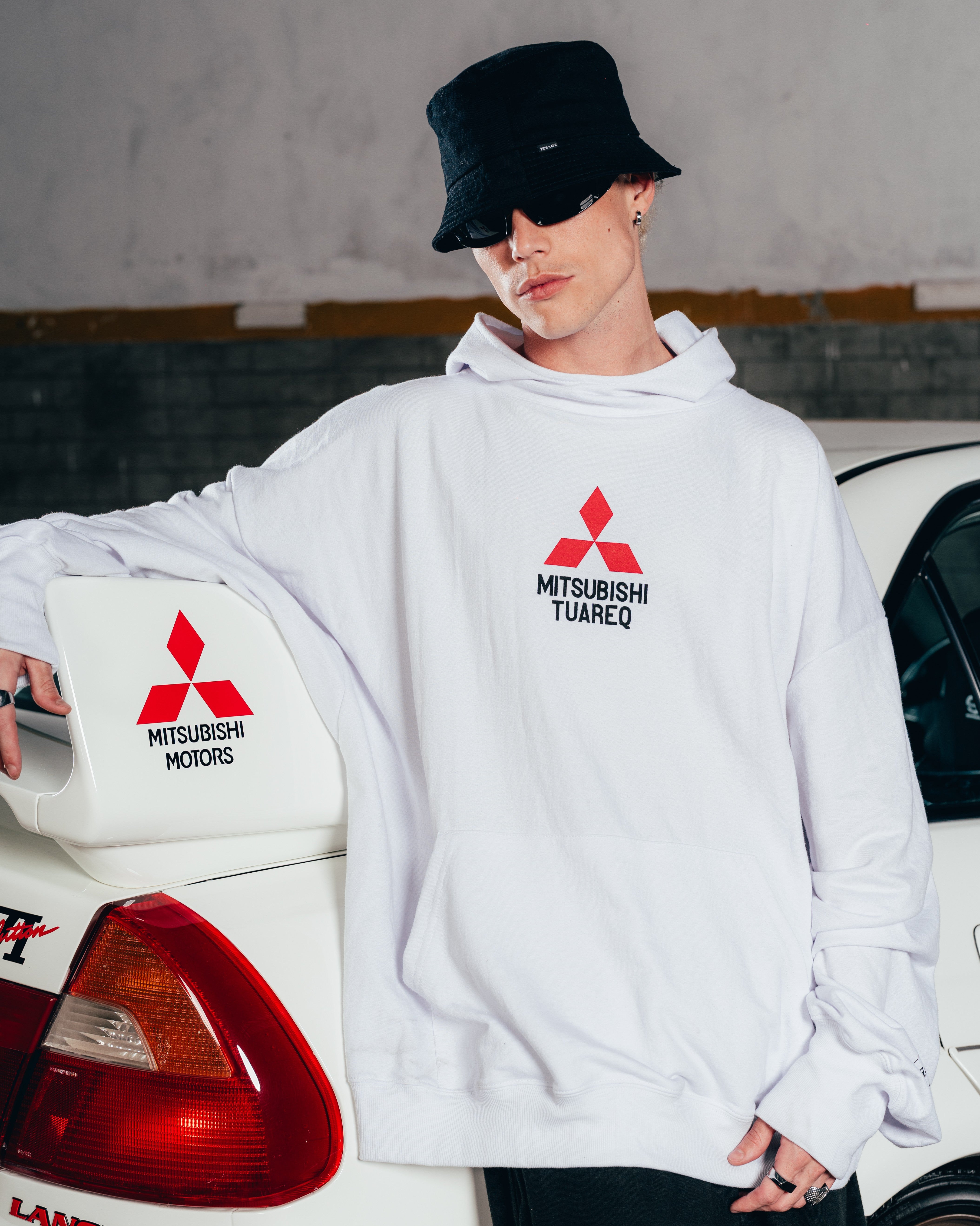 HOODIE MEGAOVERSIZED [ MITSUBISHI ] LOGO WHITE