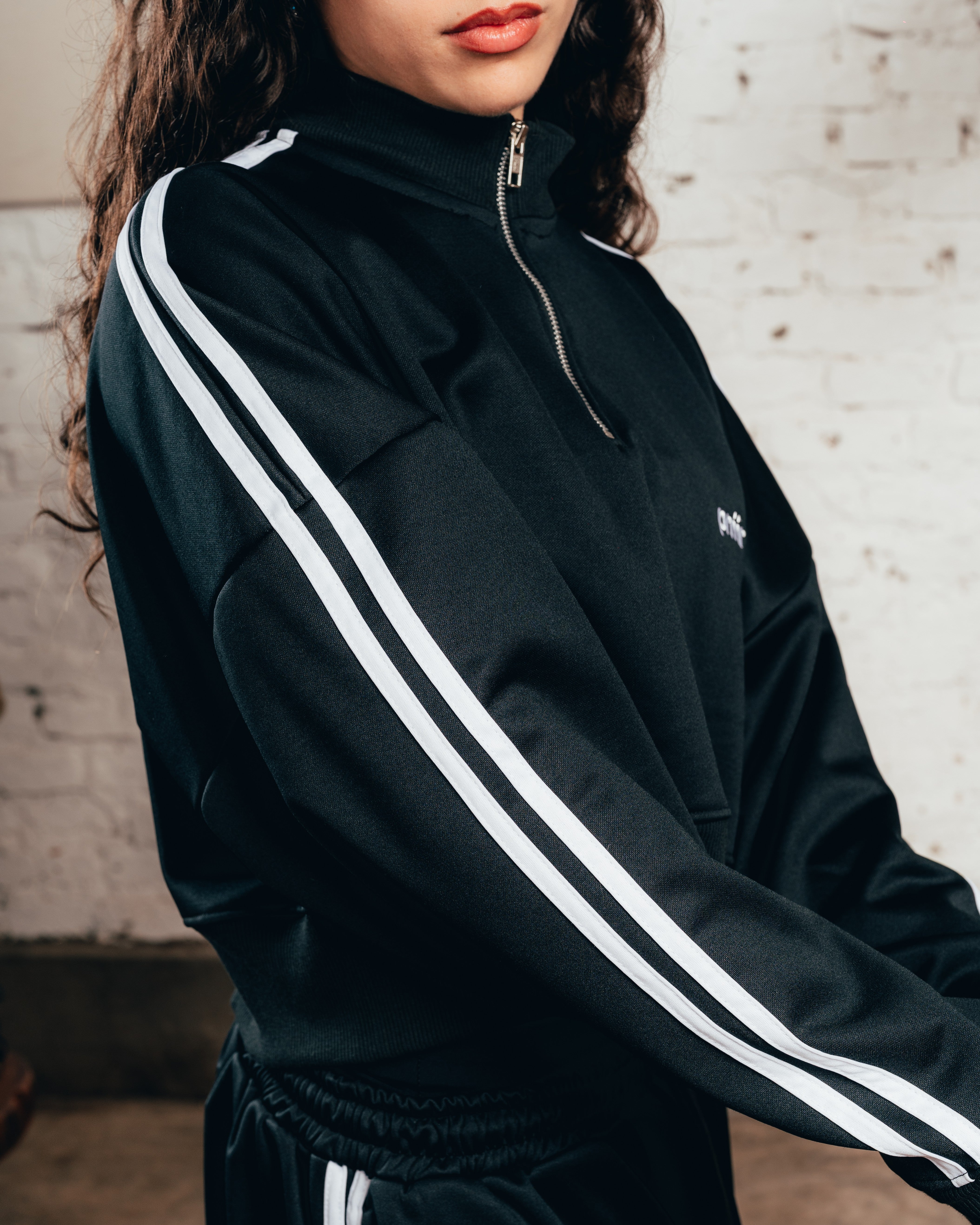 CROP MANGA LARGA [ PRIMARI ] STRIPE BLACK