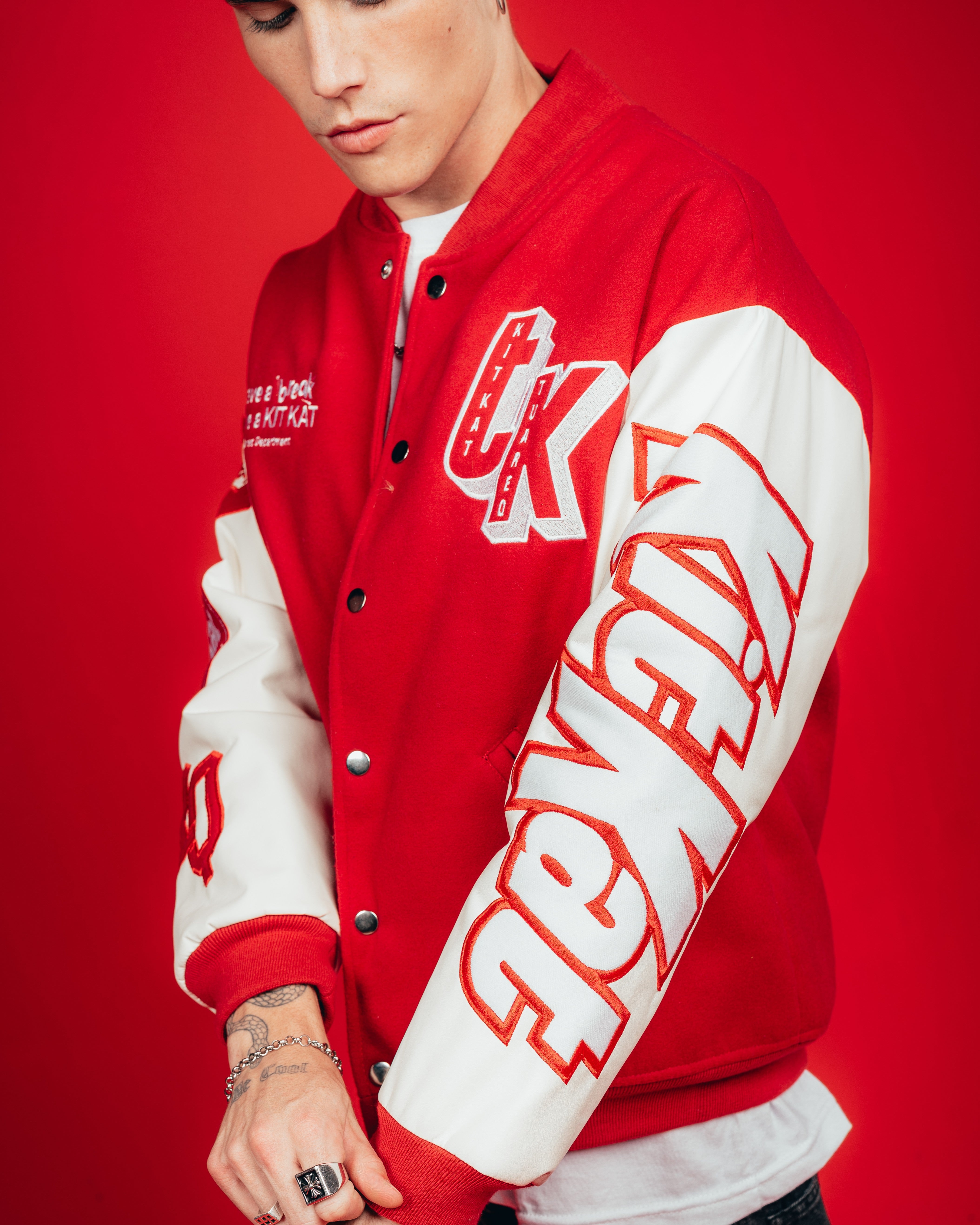 CAMPERA VARSITY CANDY [ KIT KAT ] RED