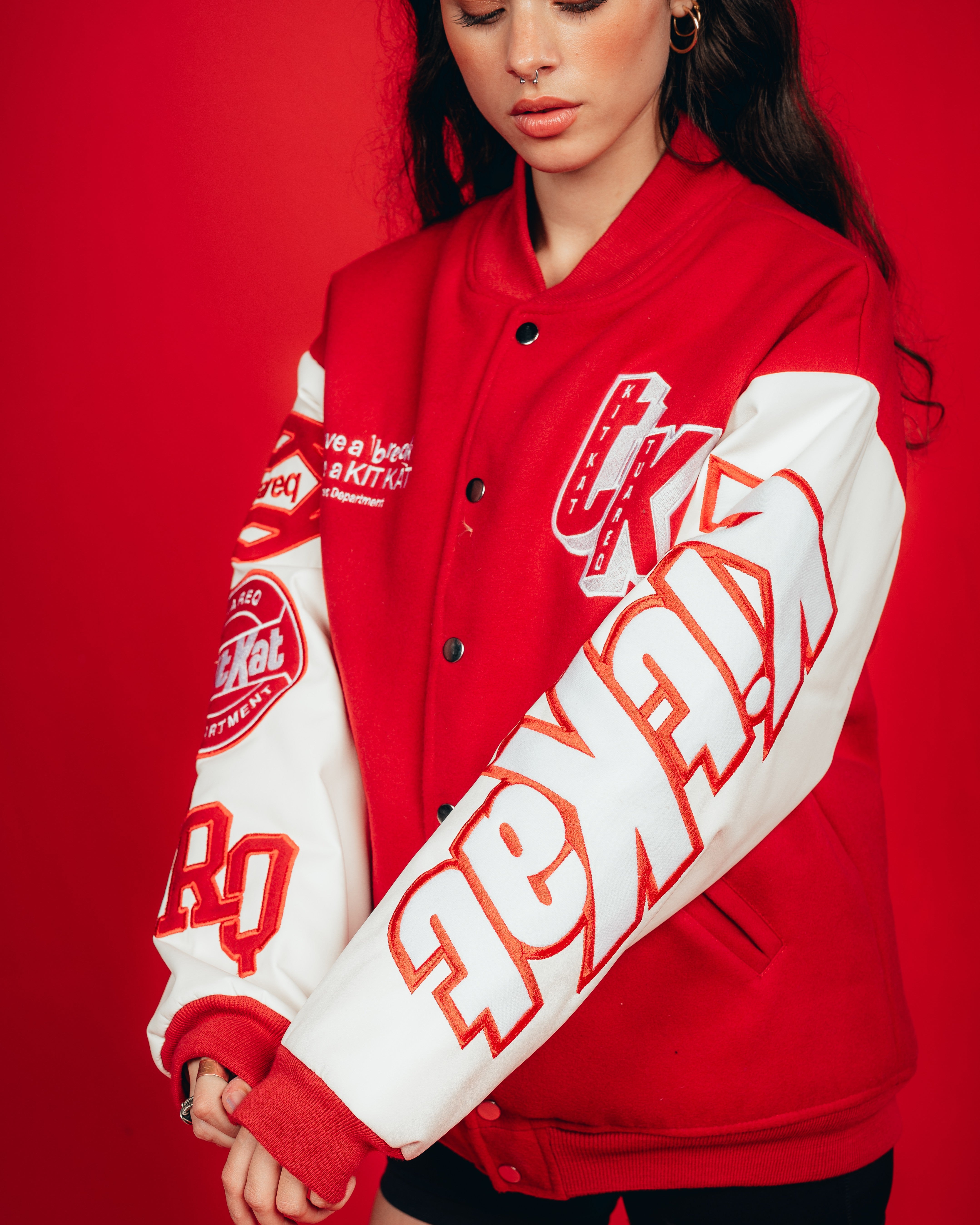 CAMPERA VARSITY CANDY [ KIT KAT ] RED