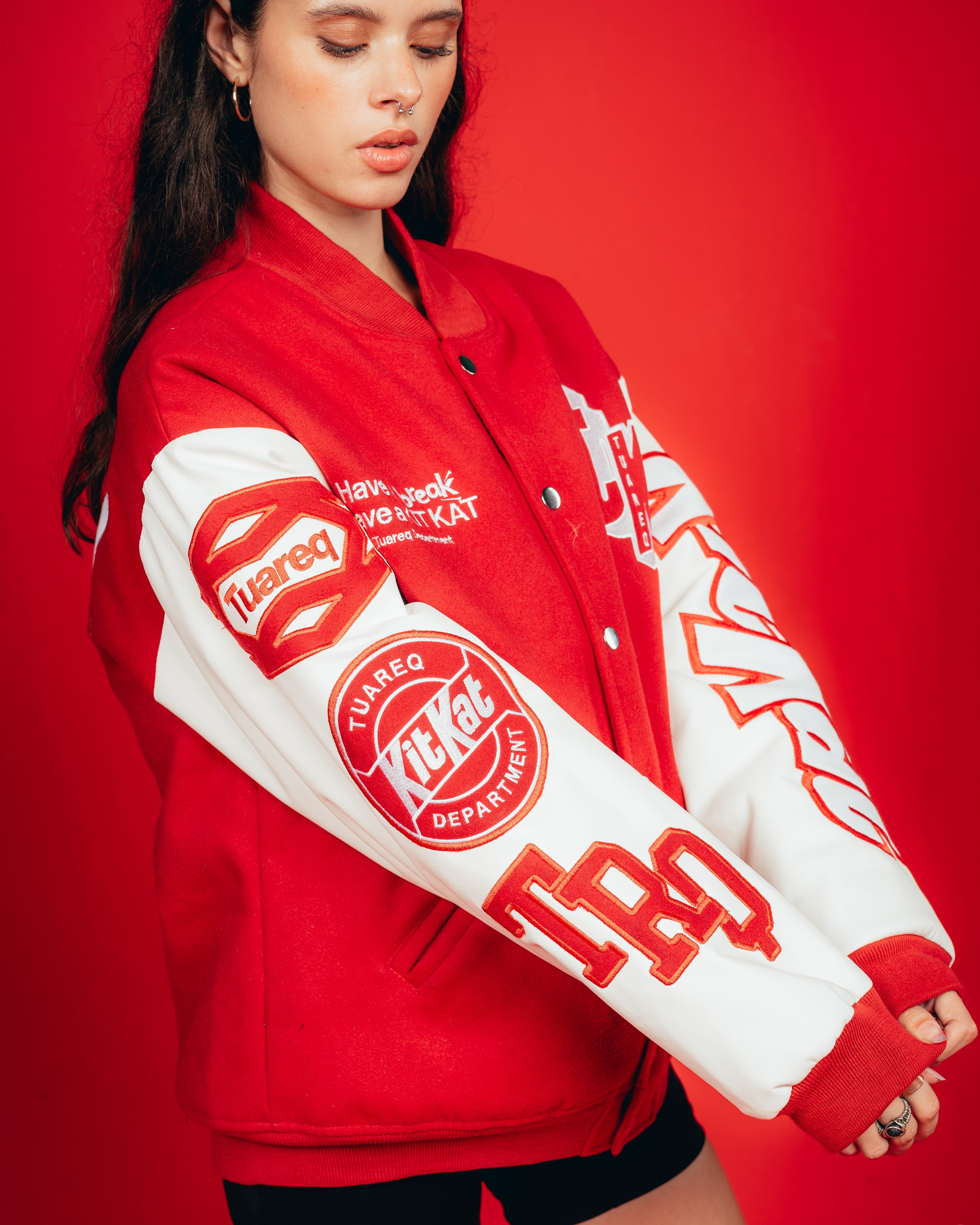 CAMPERA VARSITY CANDY [ KIT KAT ] RED