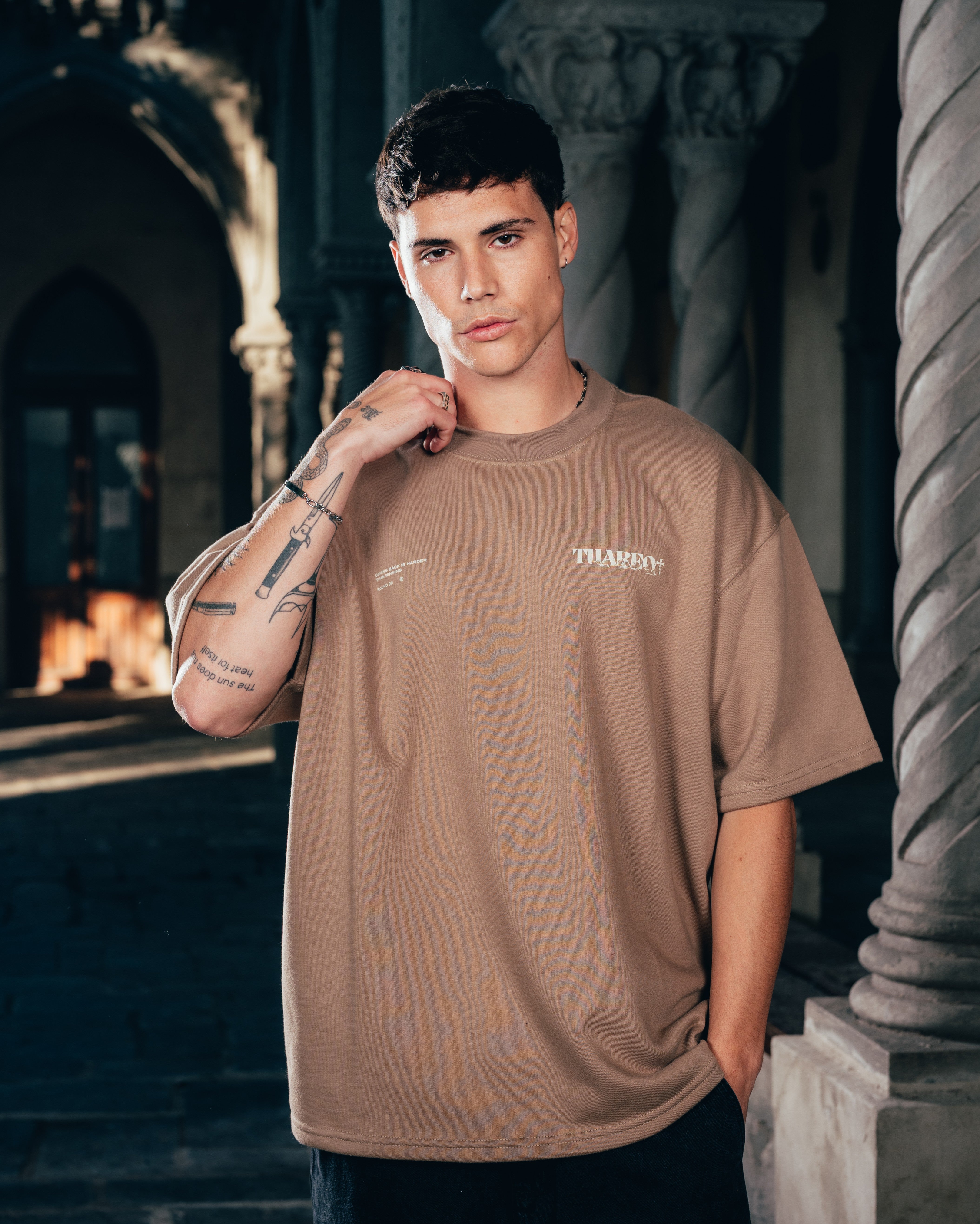 REMERA OVERSIZED [ WARRIOR ] CROWN BROWN