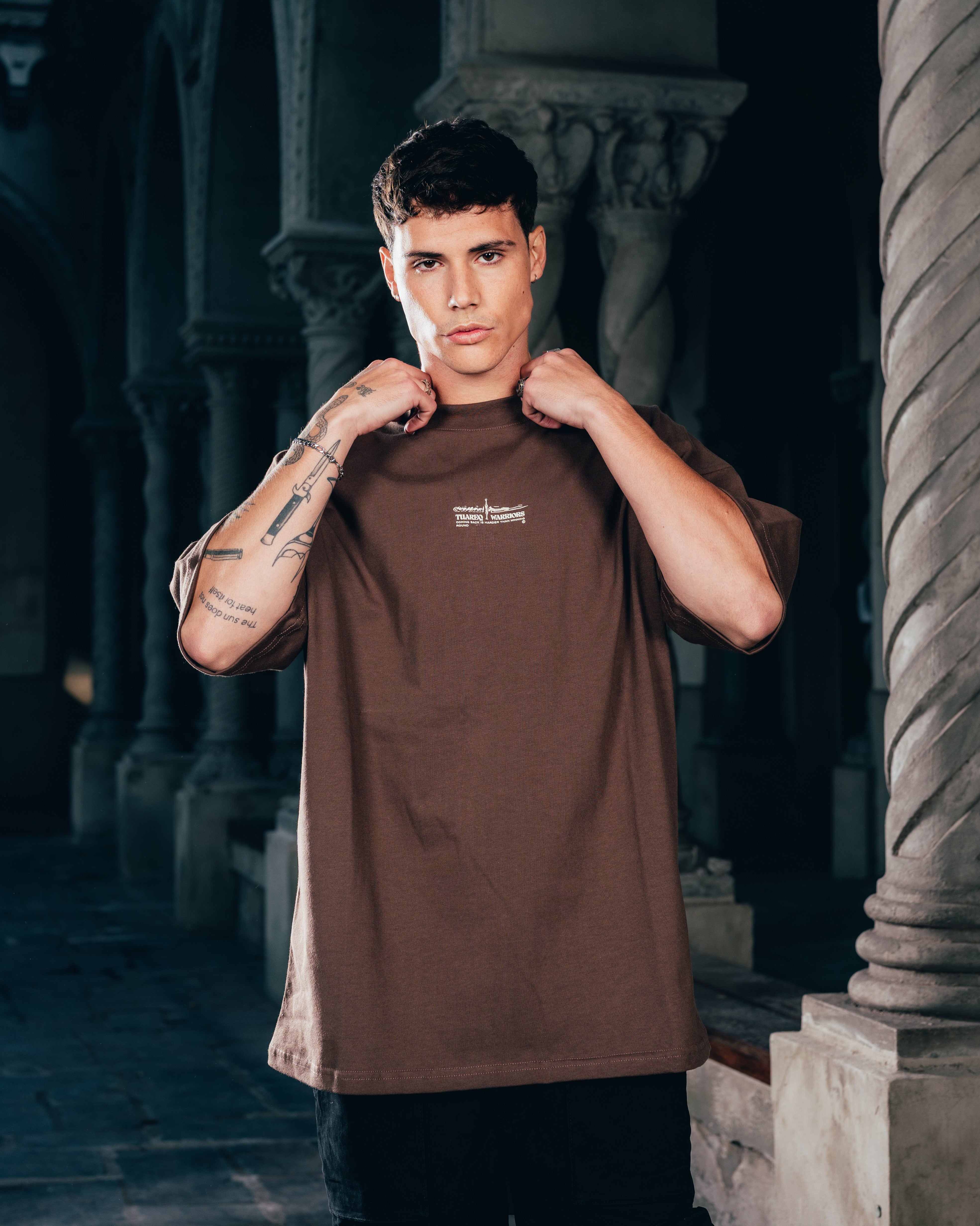 REMERA OVERSIZED [ WARRIOR ] DAGGER CHOCOLATE