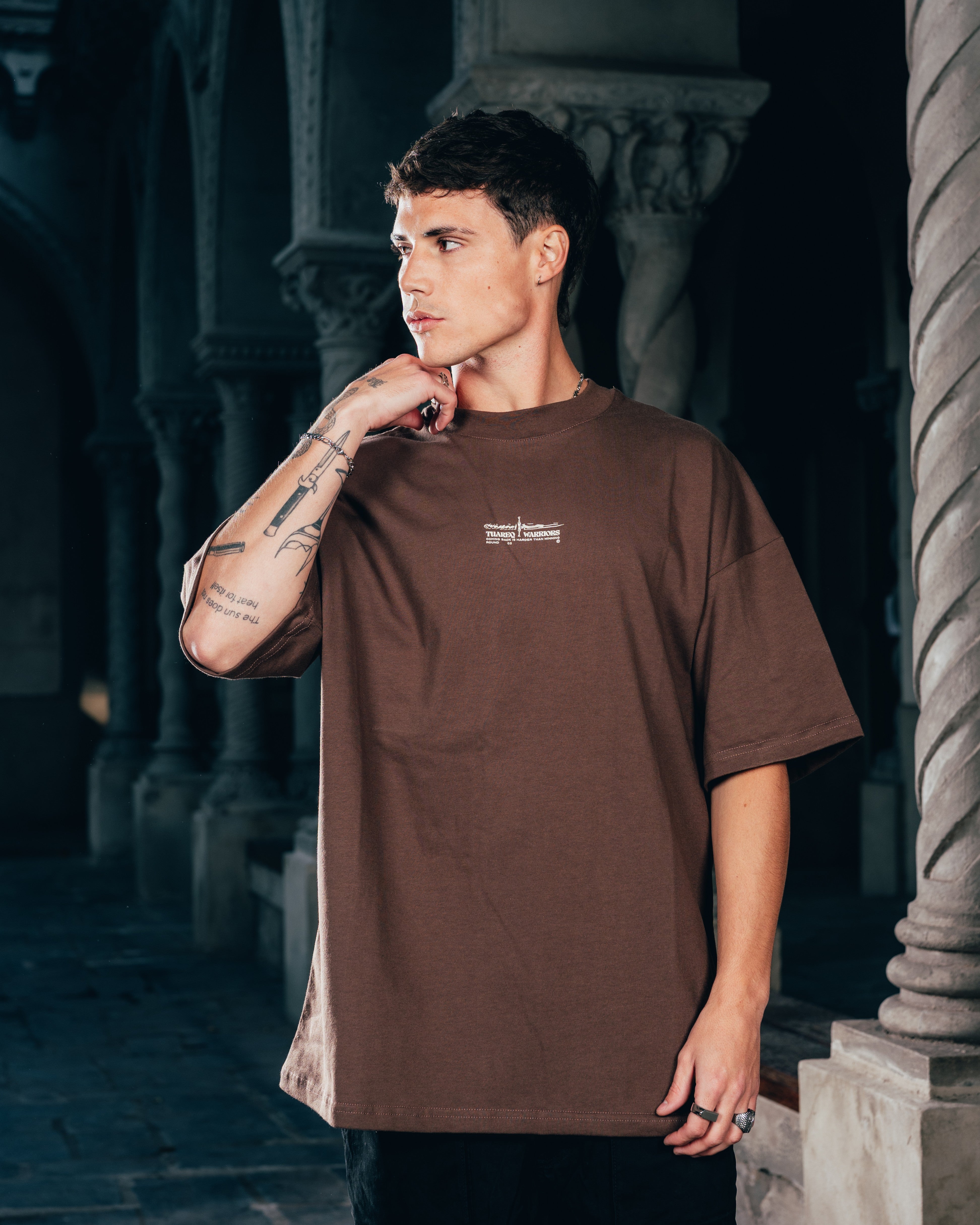 REMERA OVERSIZED [ WARRIOR ] DAGGER CHOCOLATE