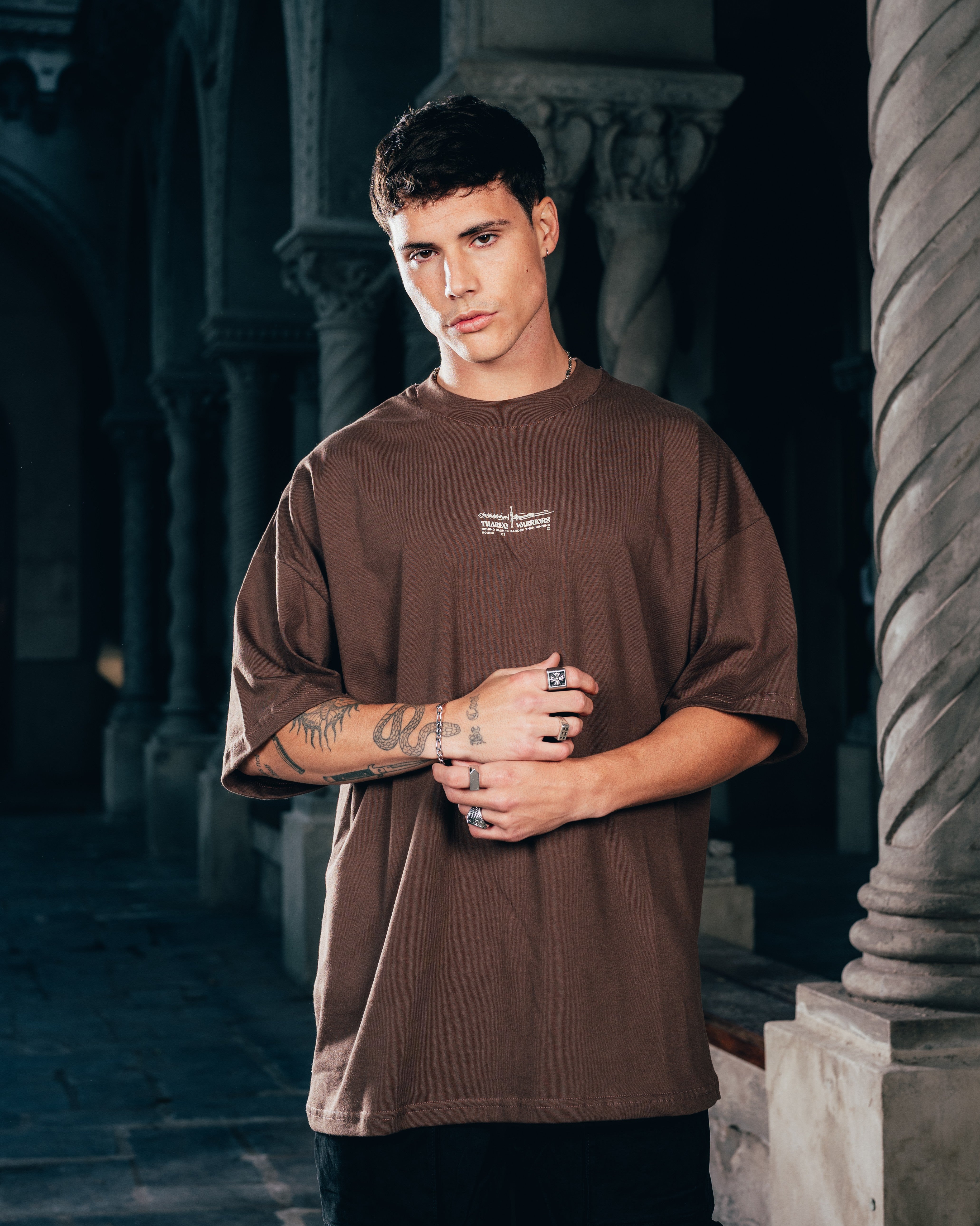 REMERA OVERSIZED [ WARRIOR ] DAGGER CHOCOLATE