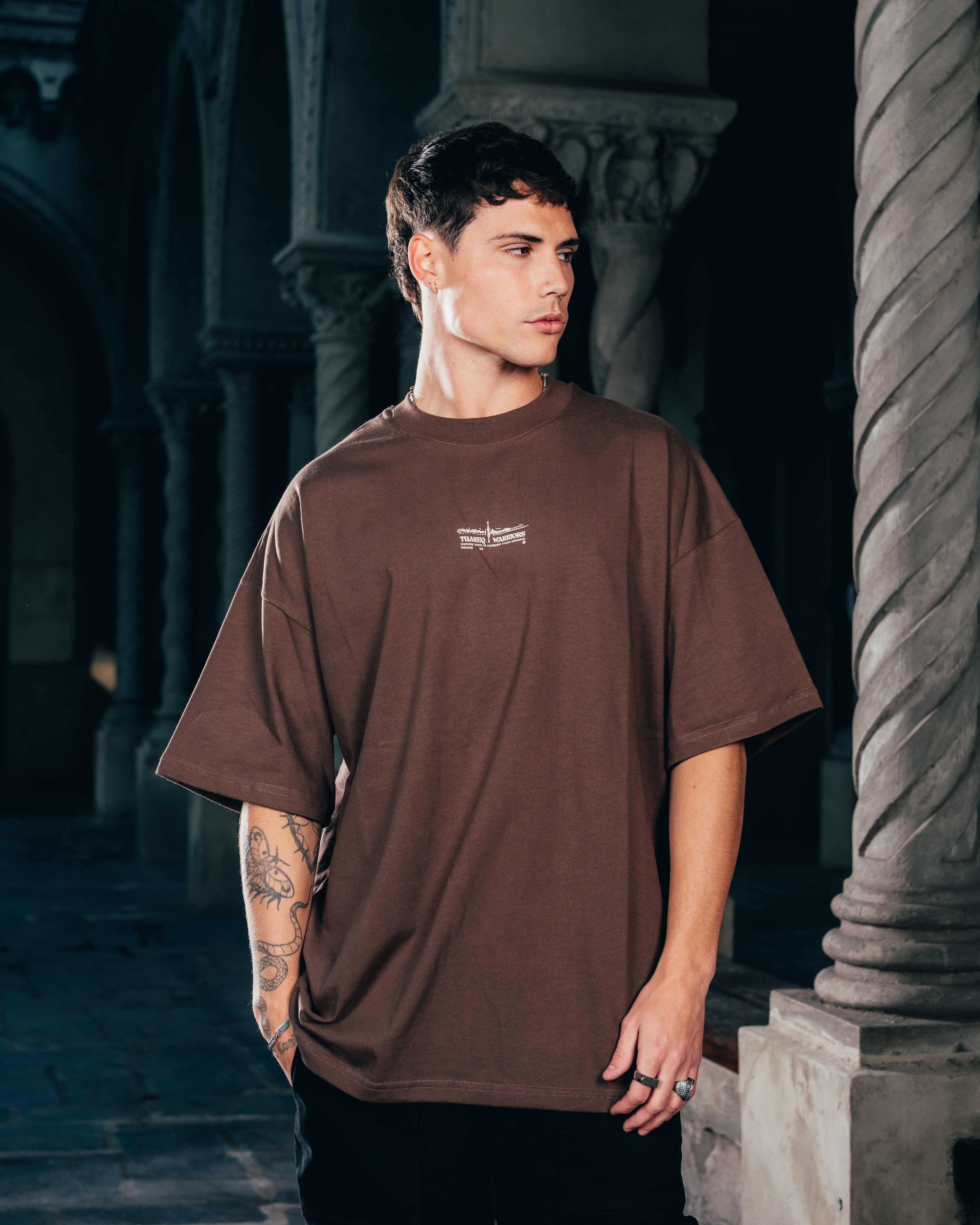 REMERA OVERSIZED [ WARRIOR ] DAGGER CHOCOLATE