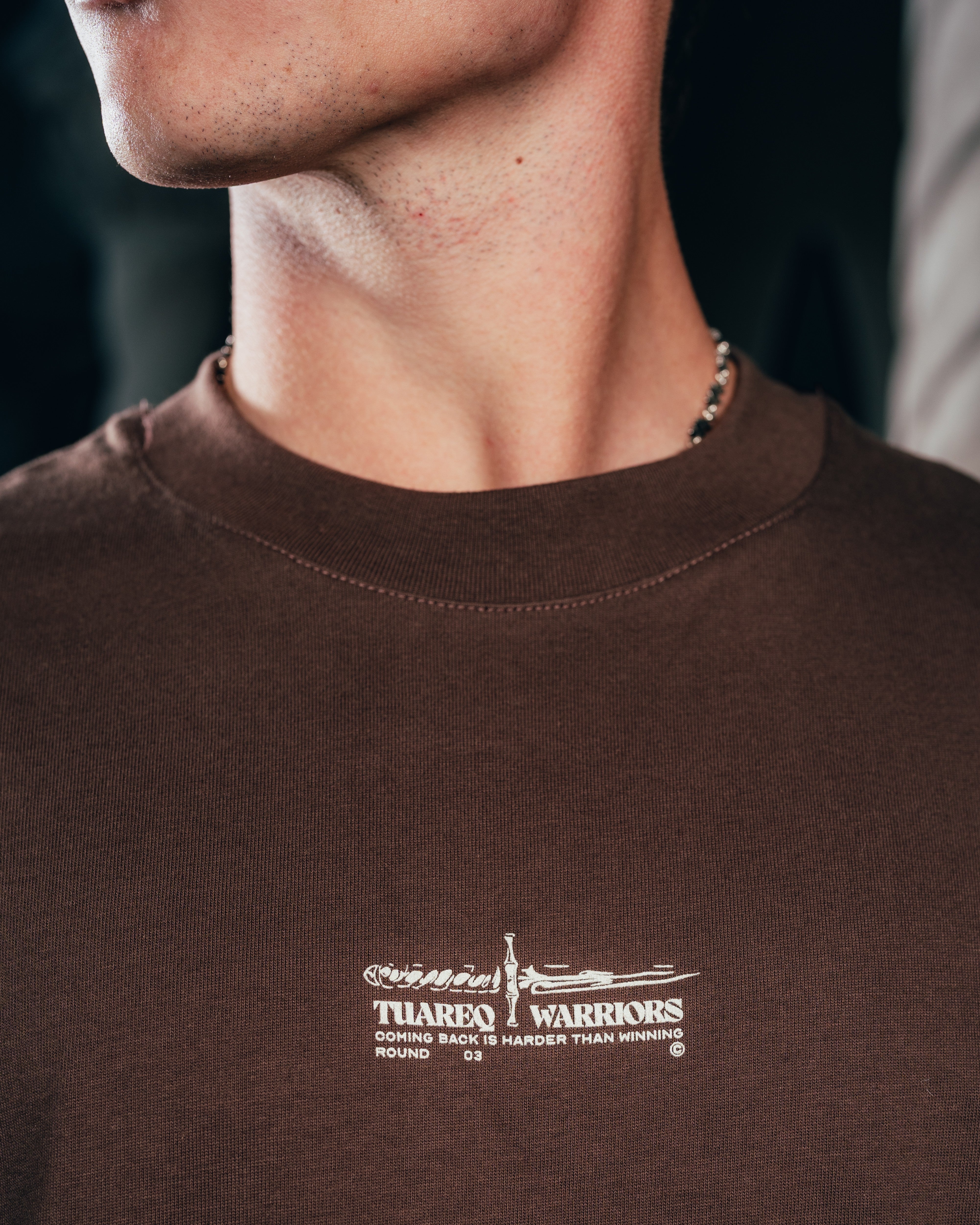 REMERA OVERSIZED [ WARRIOR ] DAGGER CHOCOLATE