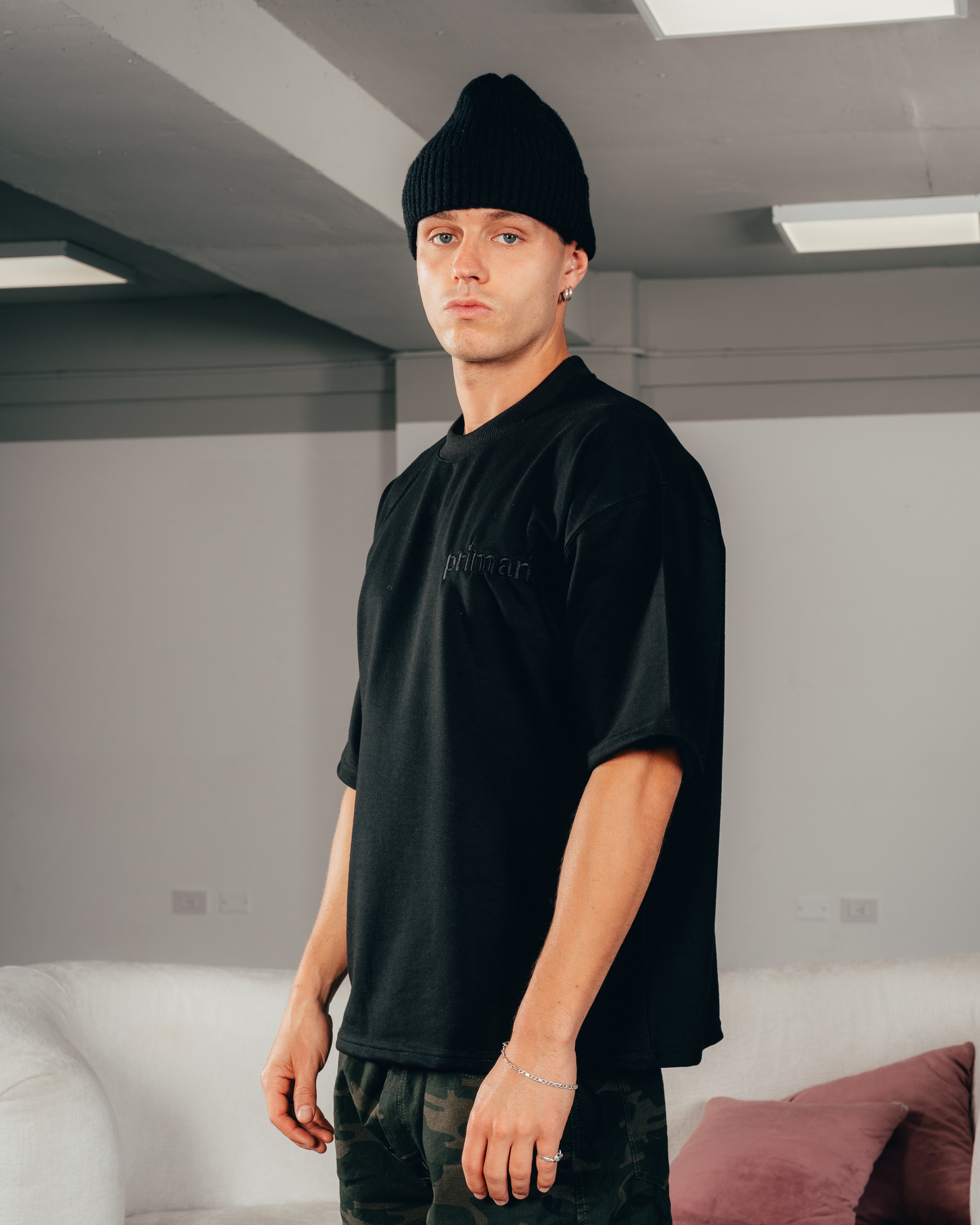 REMERA EXTRA PESADA SEMIOVER [ PRIMARI ] SIMPLE BLACK