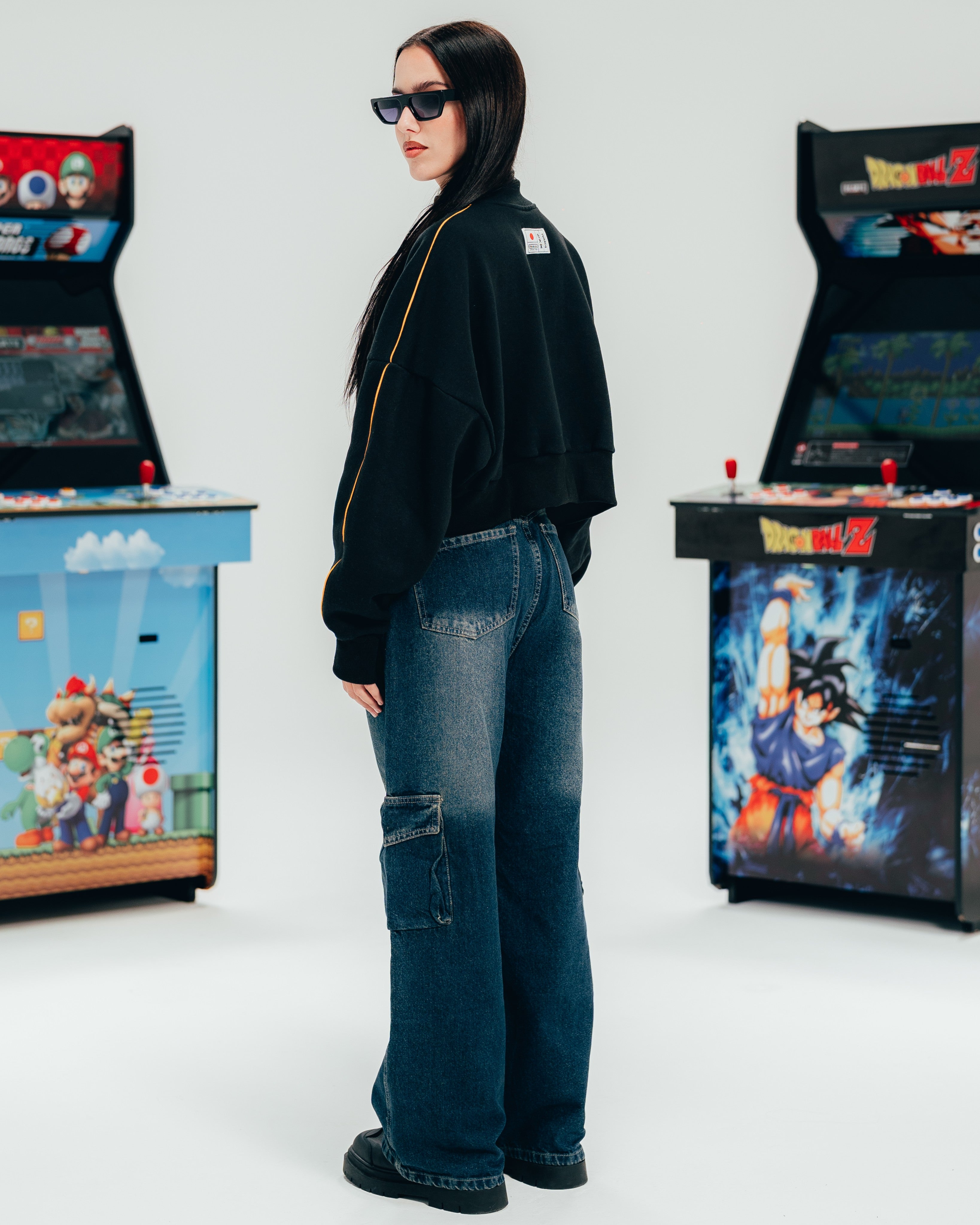 BUZO CROP  [ NINTENDO ] FEMME BLACK