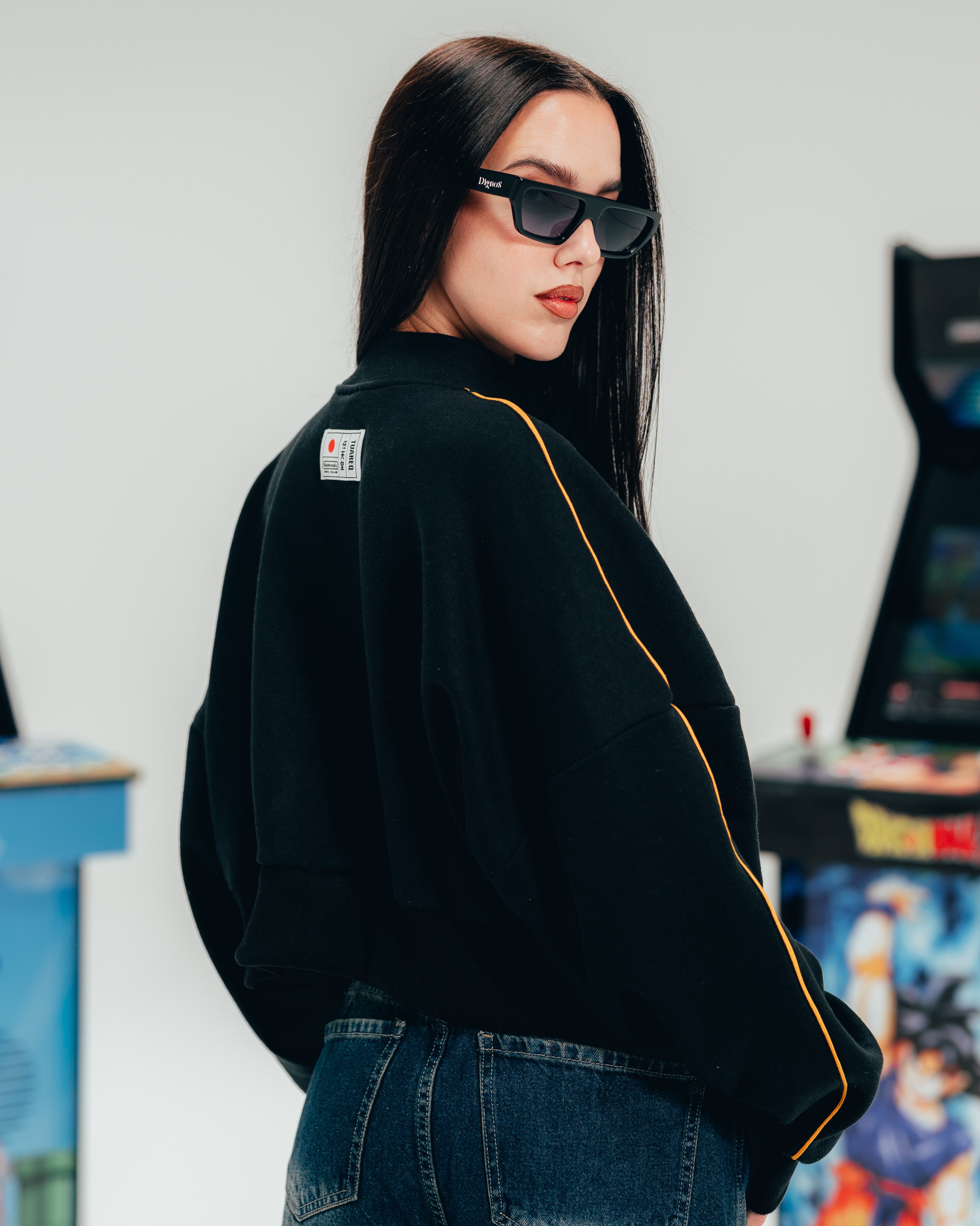 BUZO CROP  [ NINTENDO ] FEMME BLACK