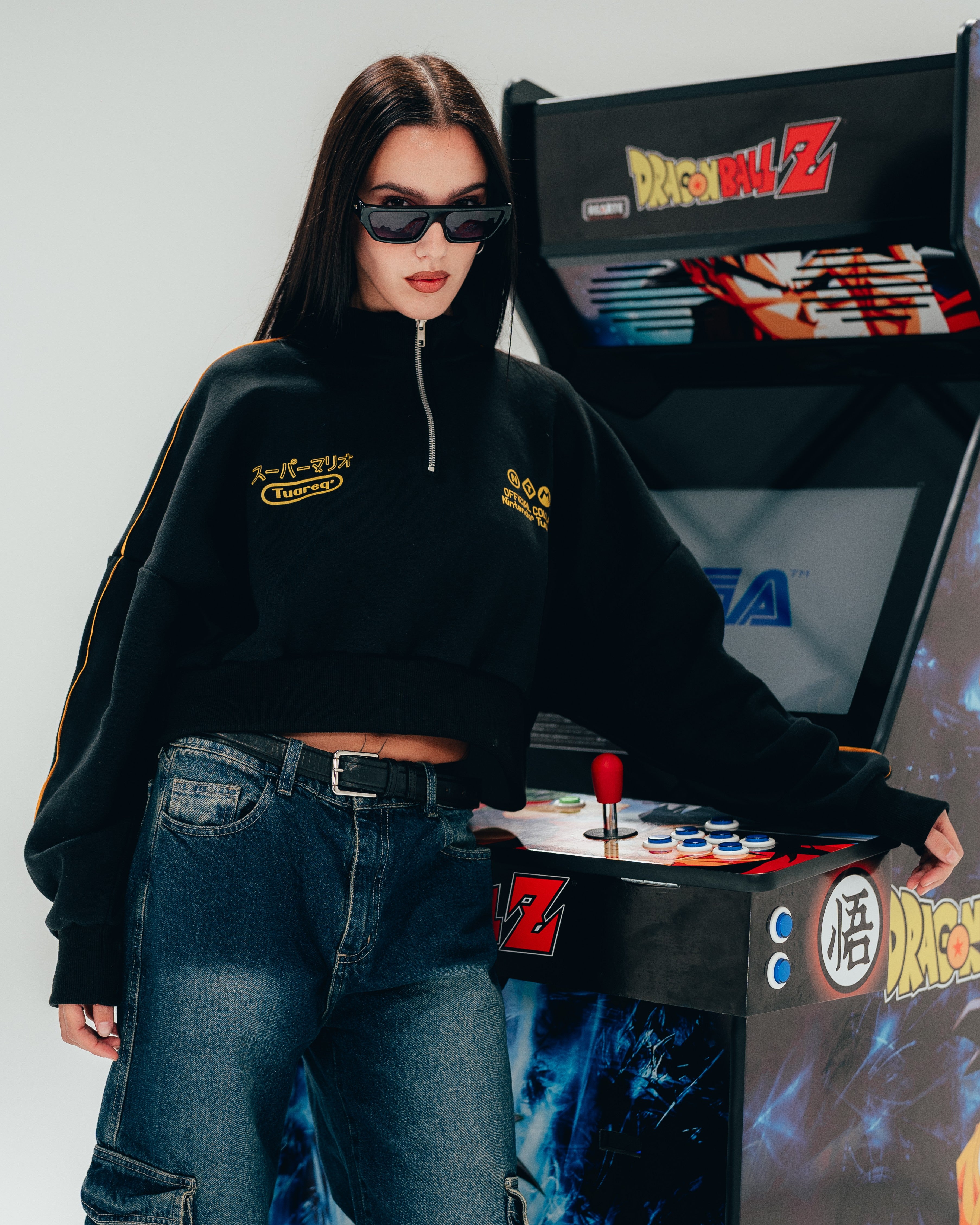 BUZO CROP  [ NINTENDO ] FEMME BLACK