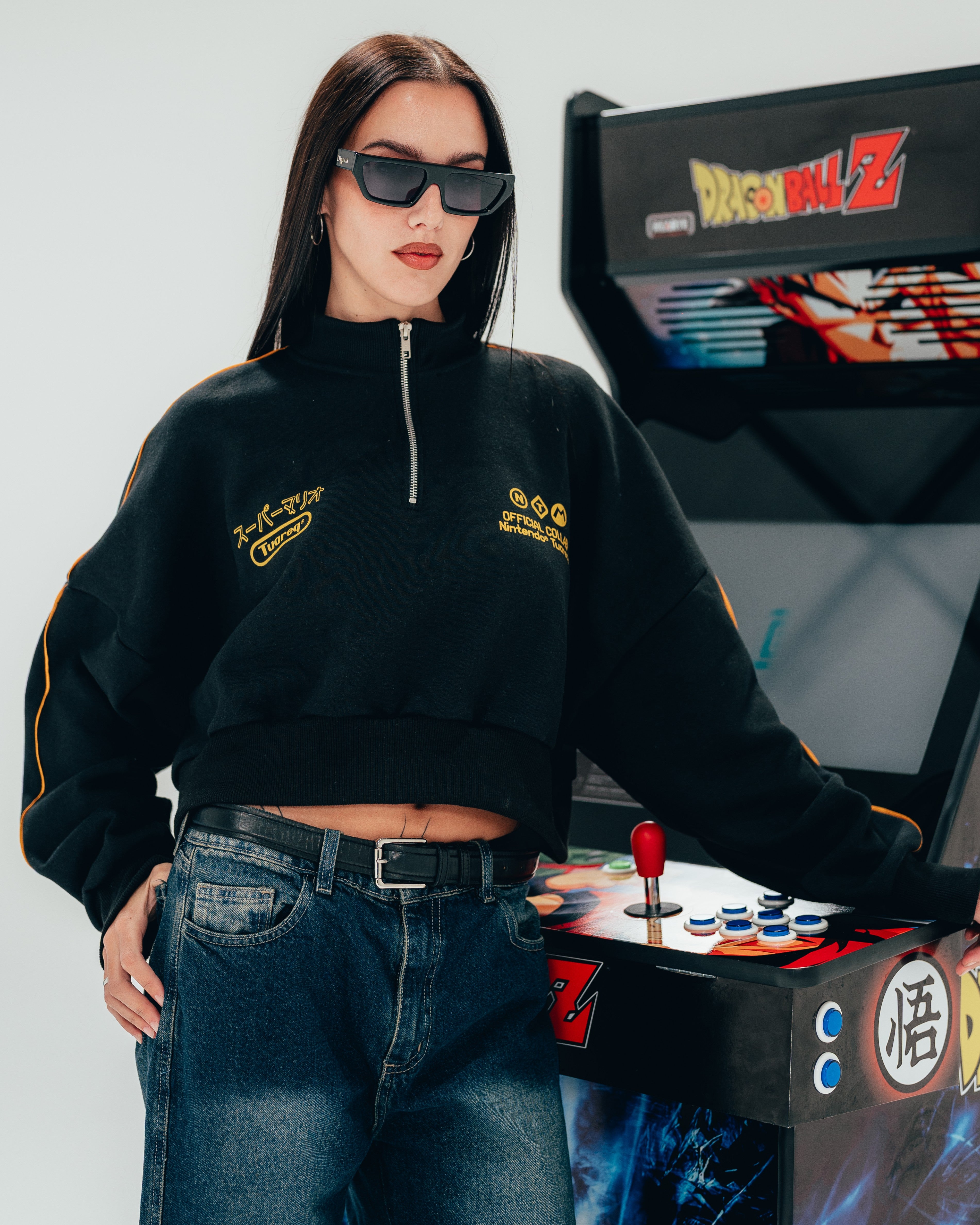 BUZO CROP  [ NINTENDO ] FEMME BLACK