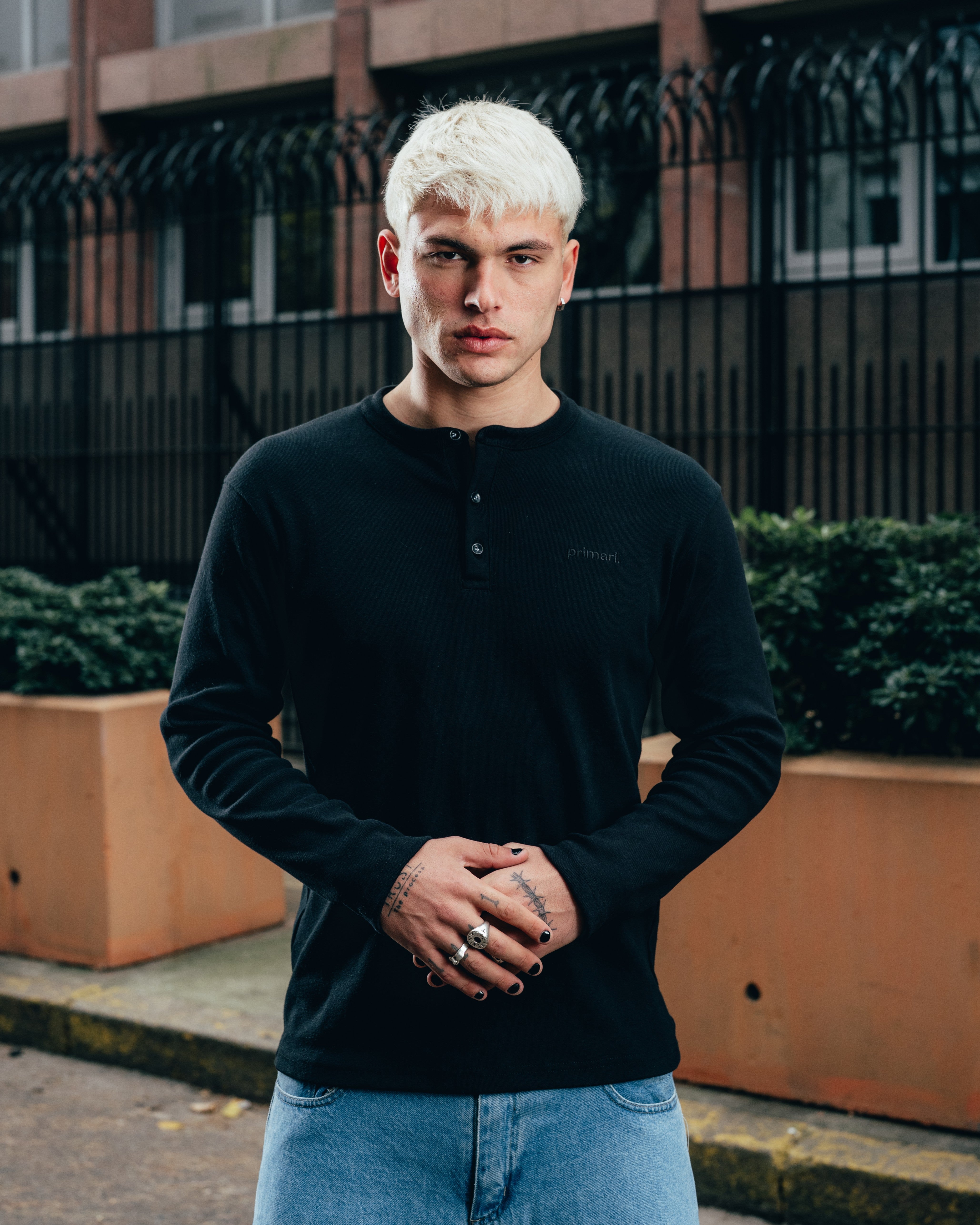 REMERA HENLEY MANGA LARGA [ PRIMARI ] BLACK