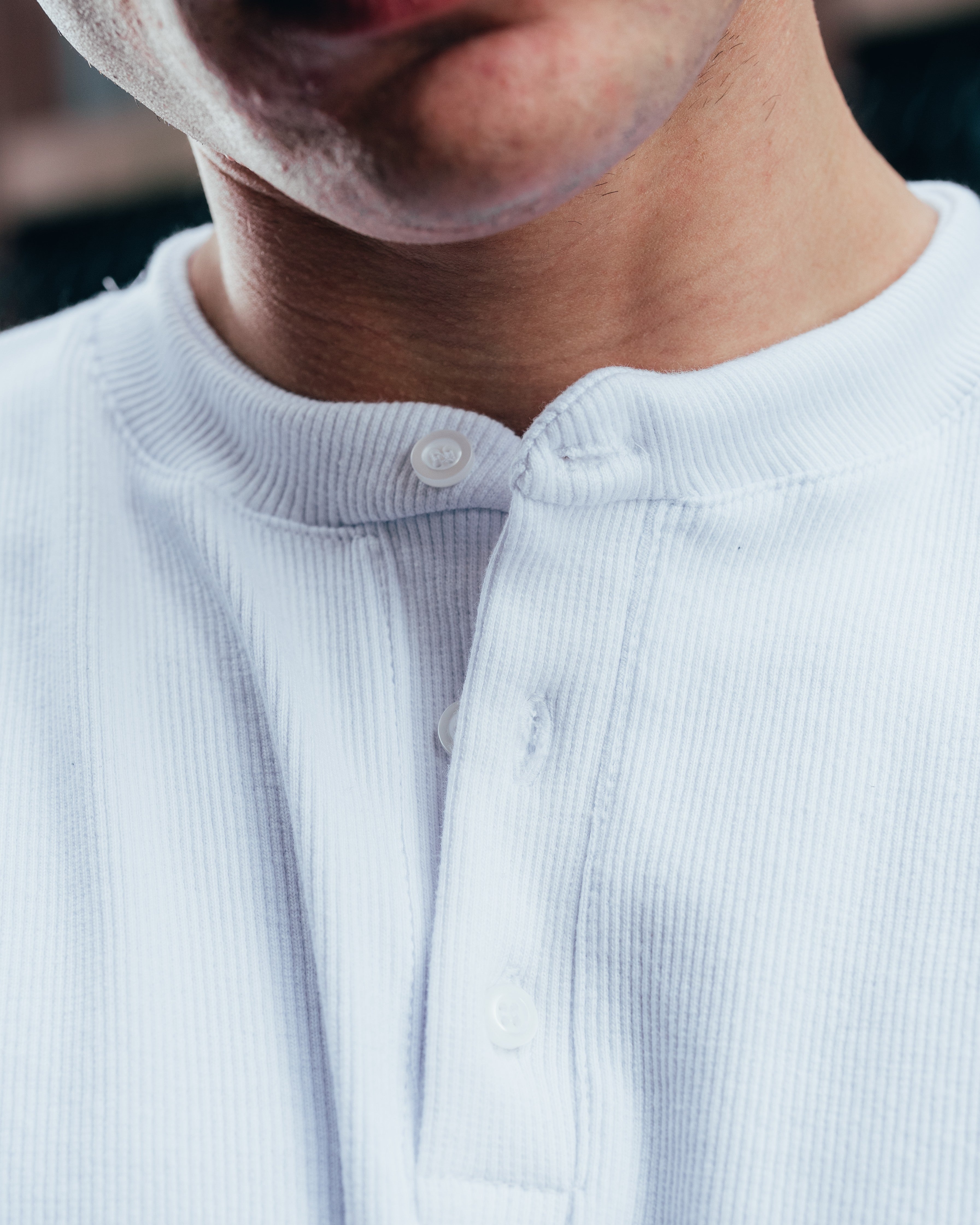 REMERA HENLEY [ PRIMARI ] WHITE