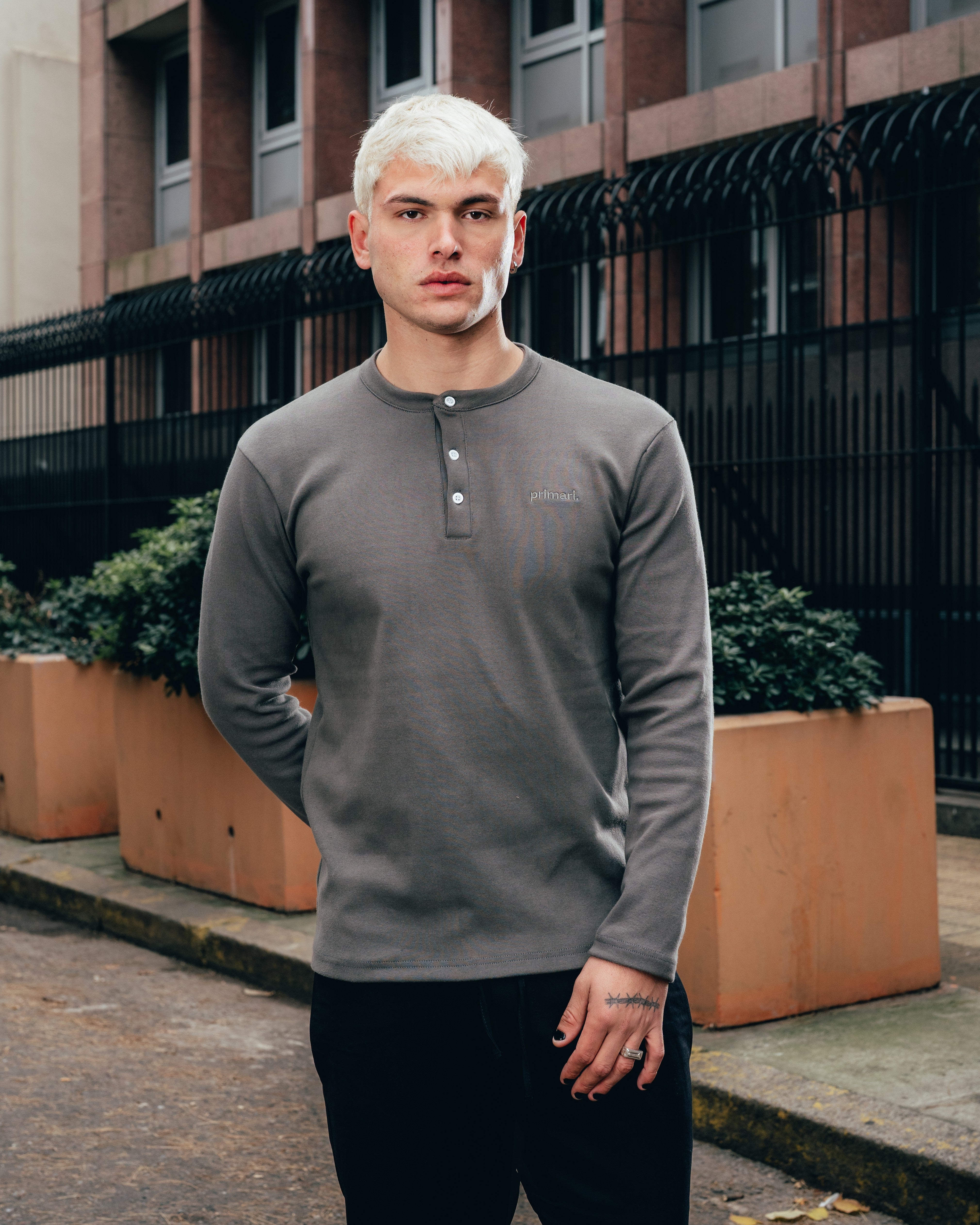REMERA HENLEY MANGA LARGA [ PRIMARI ] GREY