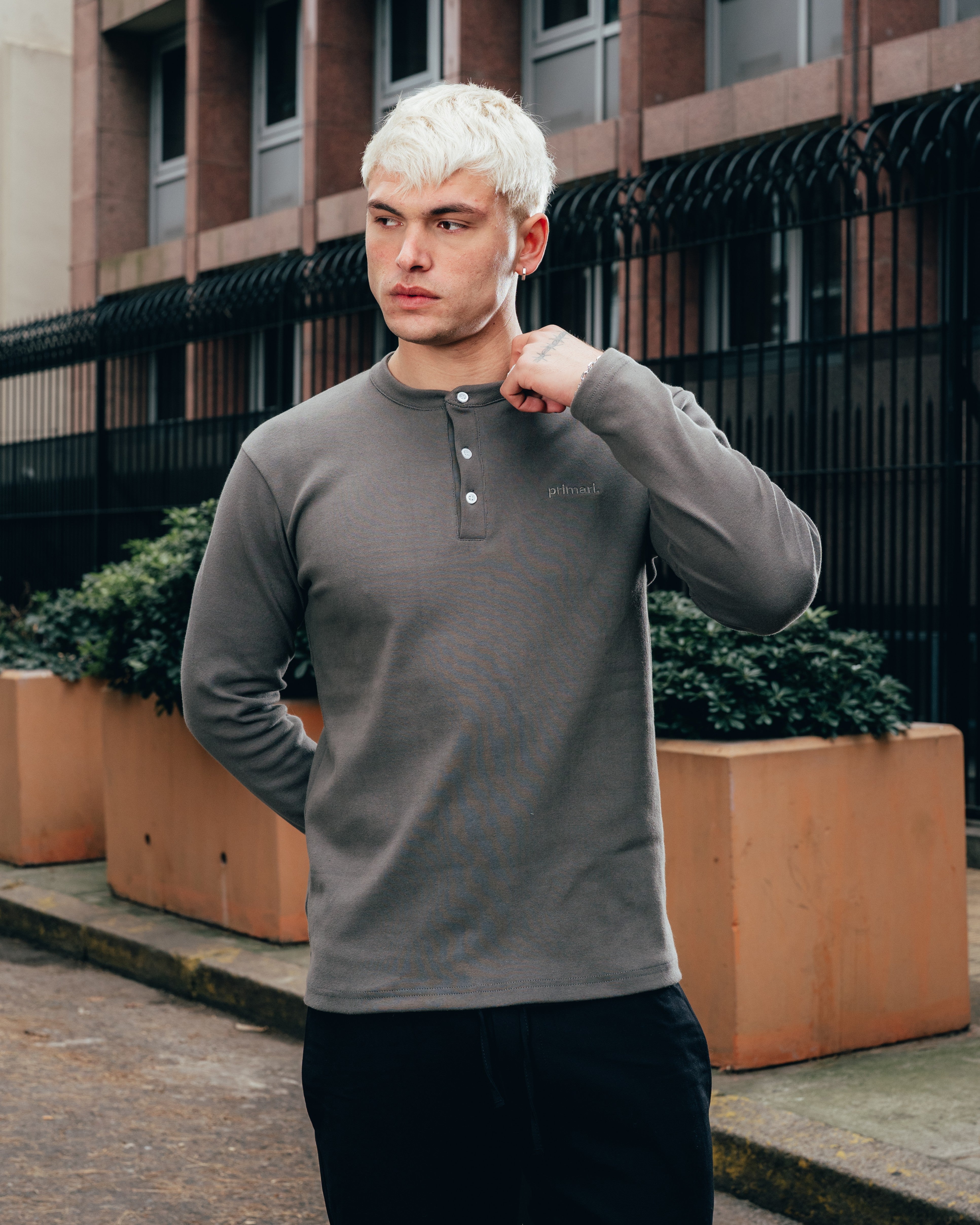REMERA HENLEY MANGA LARGA [ PRIMARI ] GREY