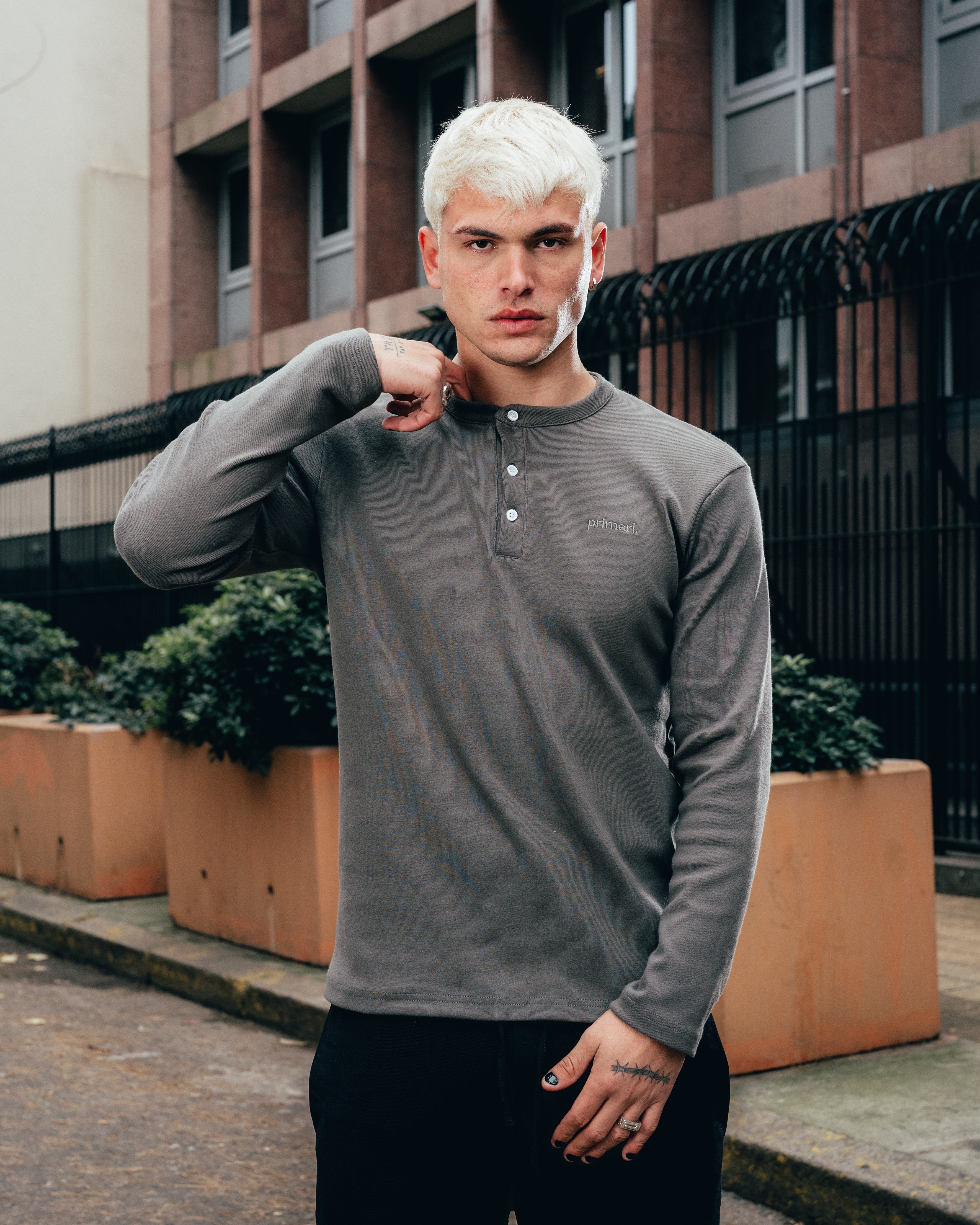 REMERA HENLEY MANGA LARGA [ PRIMARI ] GREY