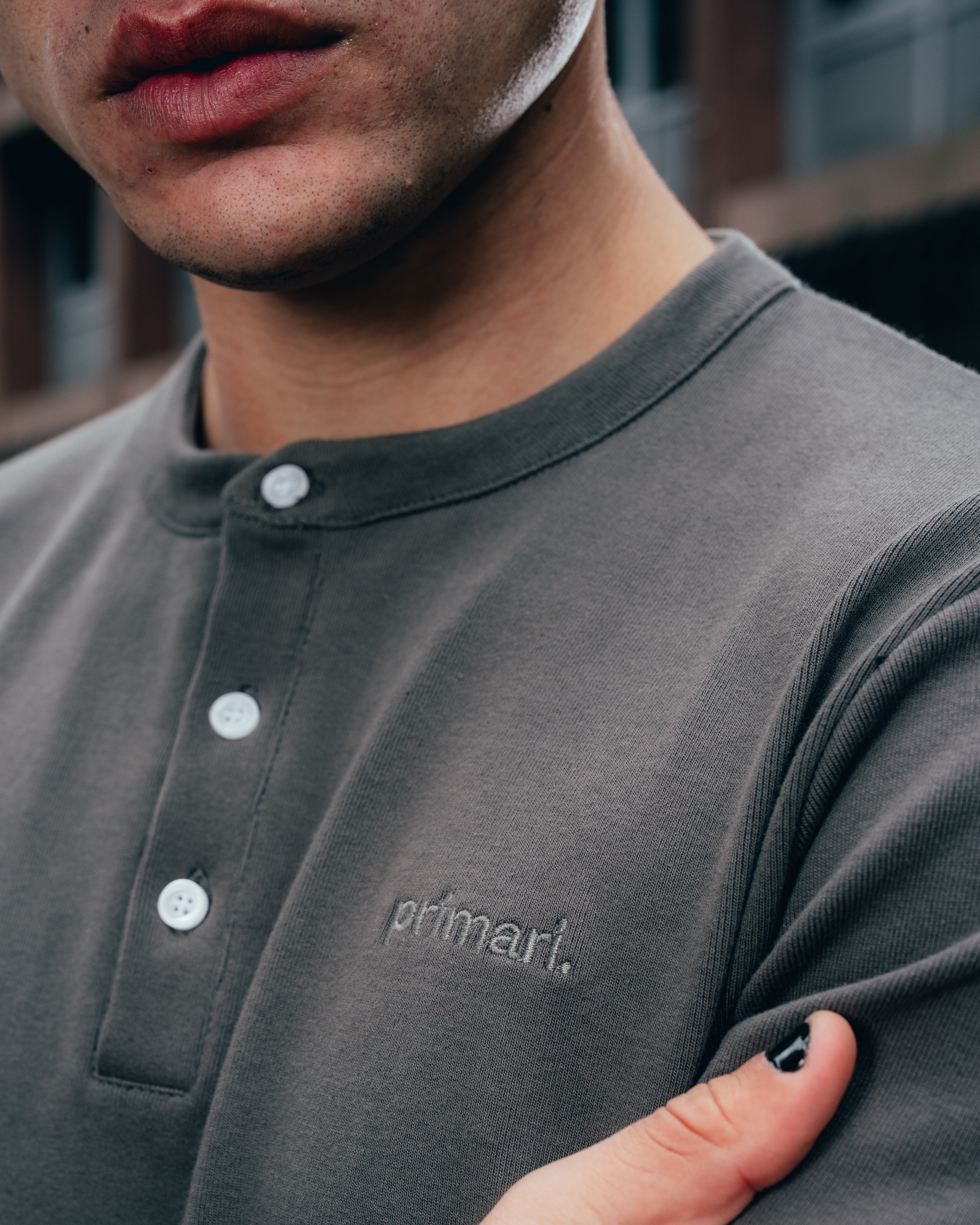 REMERA HENLEY MANGA LARGA [ PRIMARI ] GREY