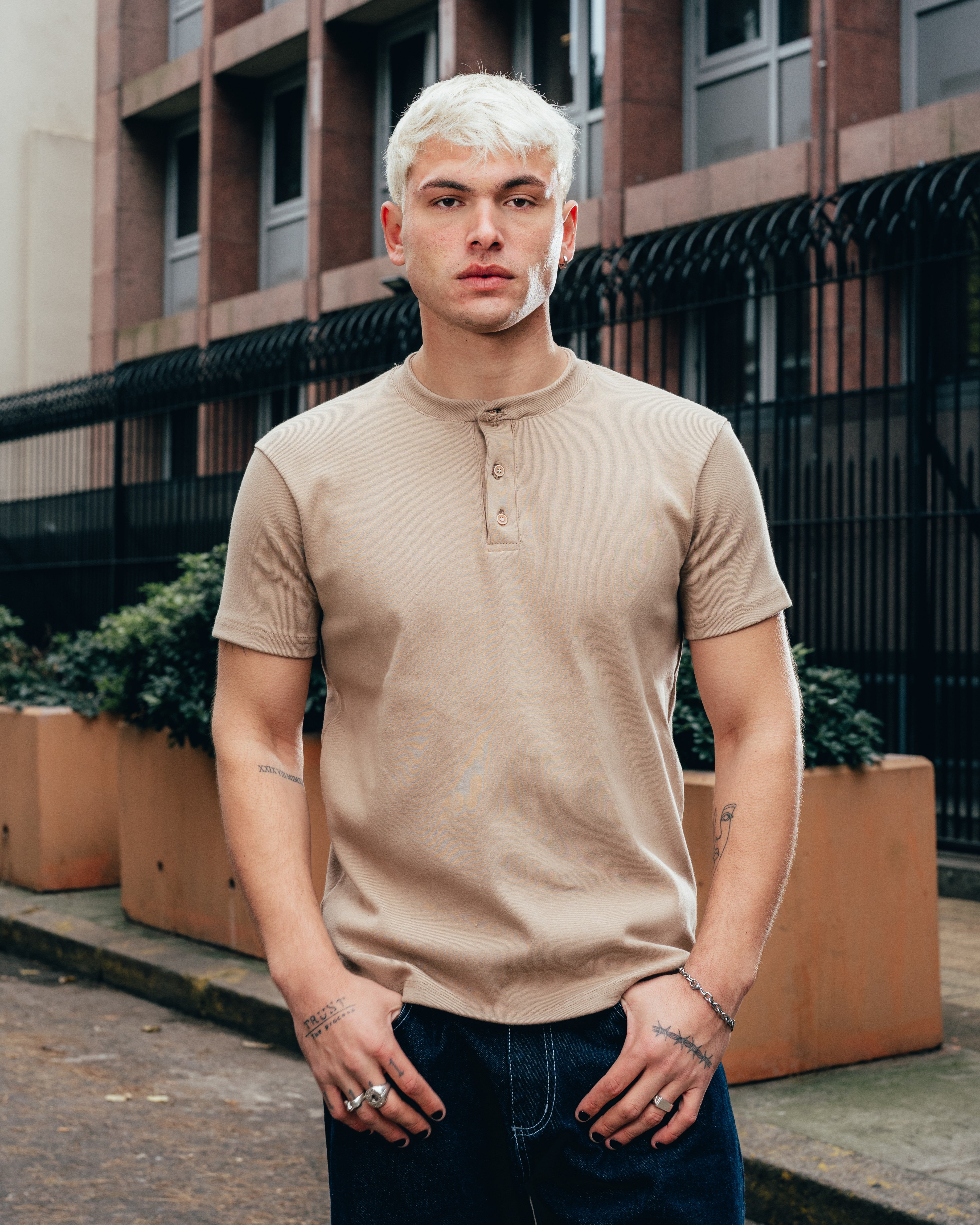 REMERA HENLEY [ PRIMARI ] BROWN