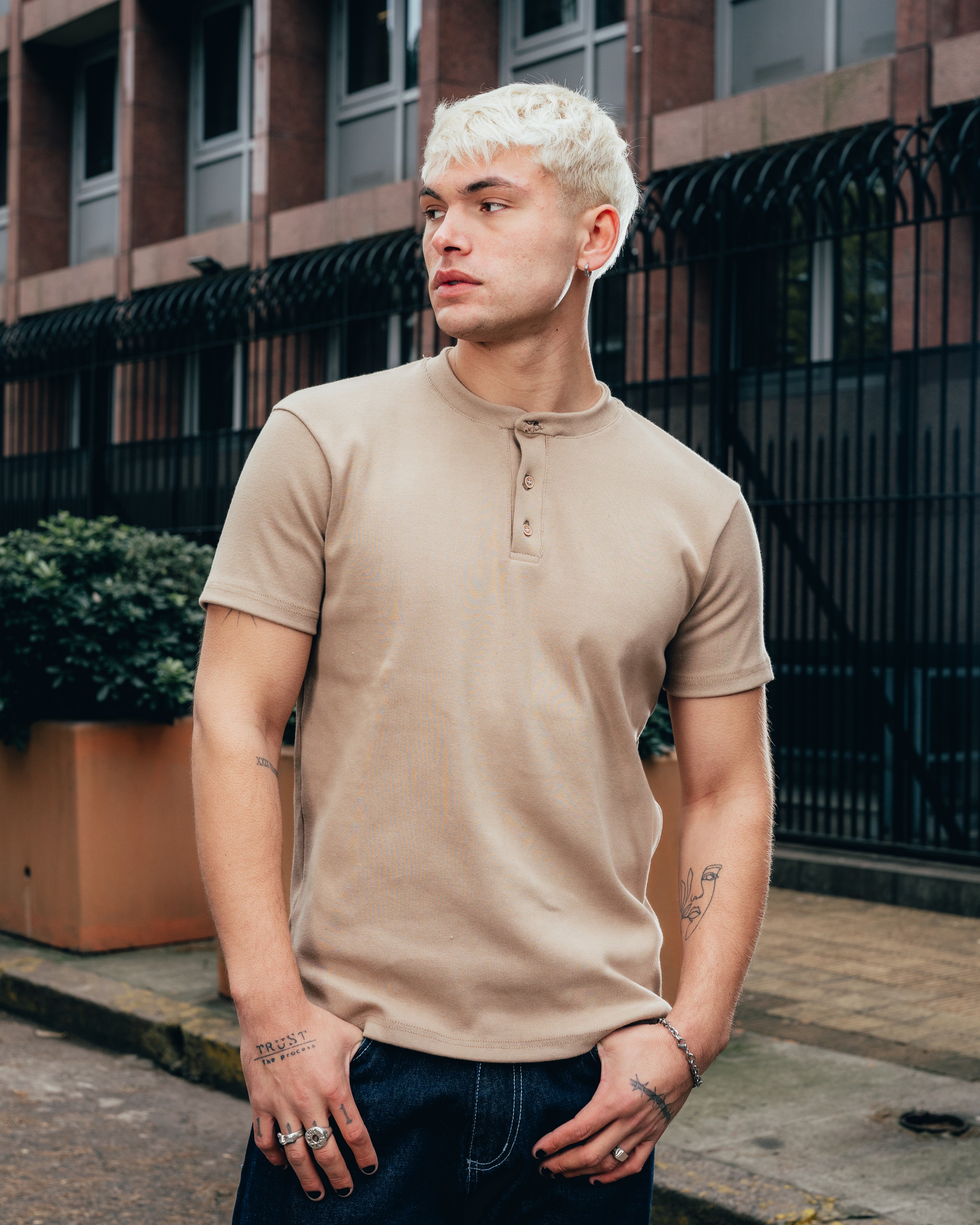REMERA HENLEY [ PRIMARI ] BROWN