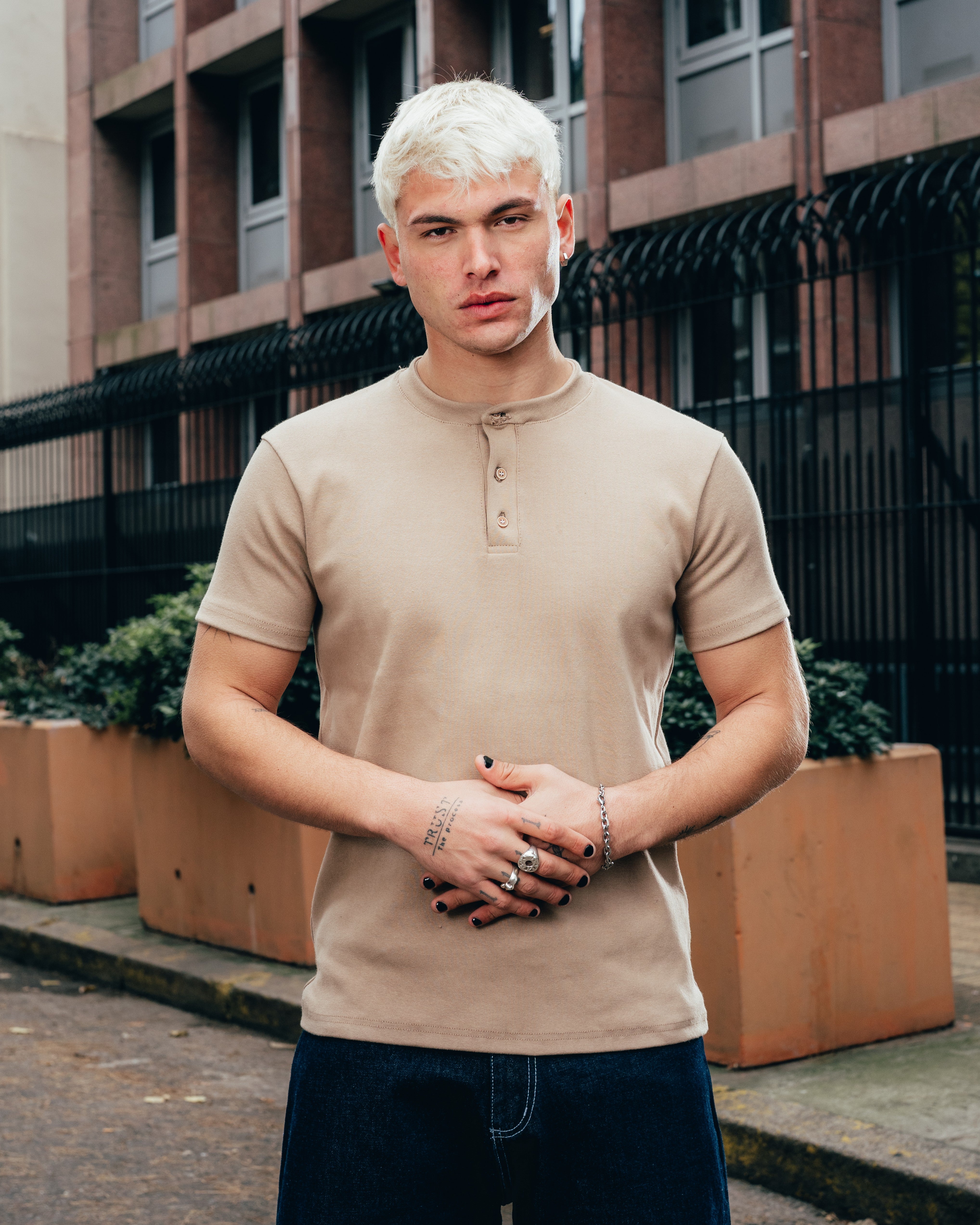 REMERA HENLEY [ PRIMARI ] BROWN