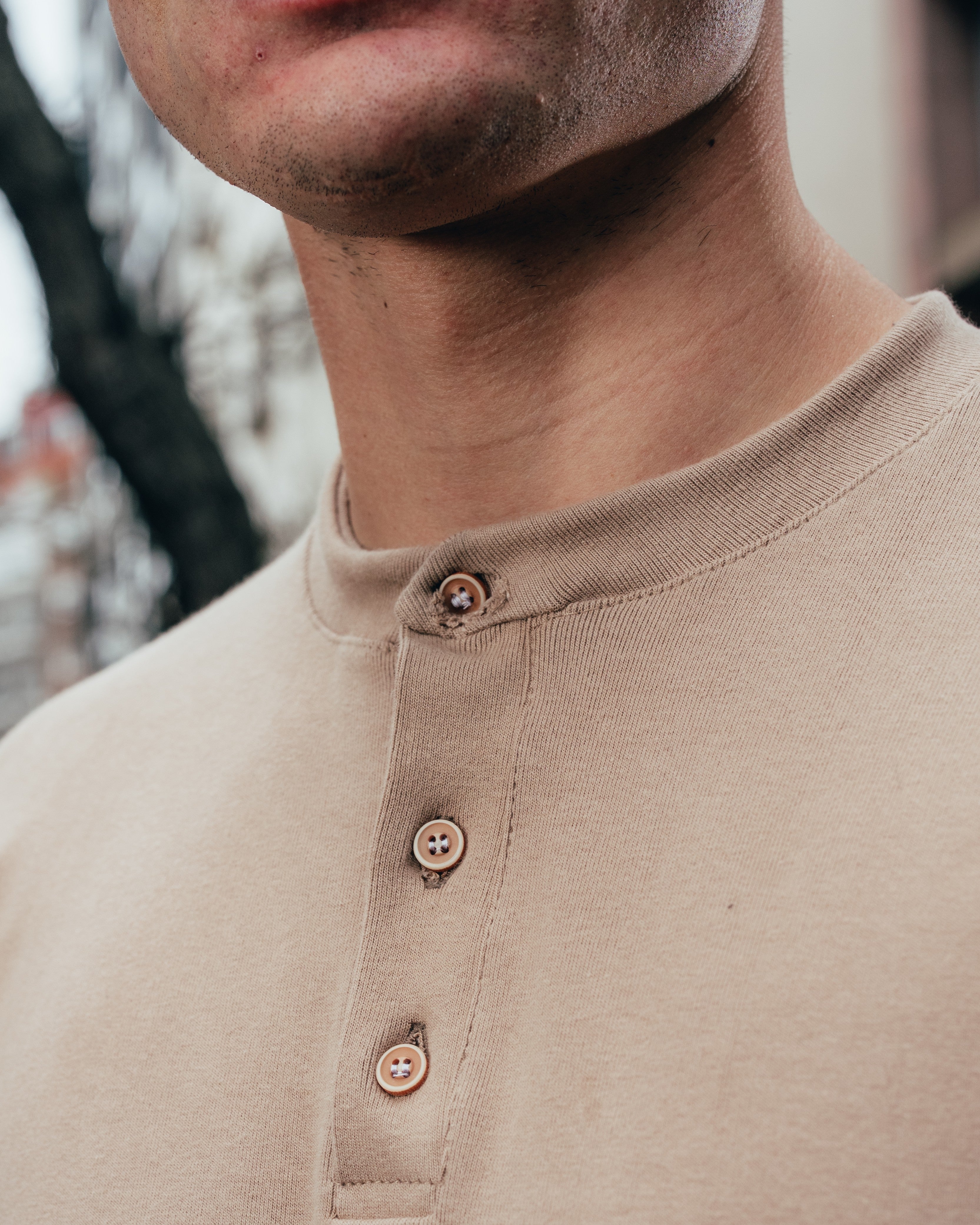 REMERA HENLEY [ PRIMARI ] BROWN