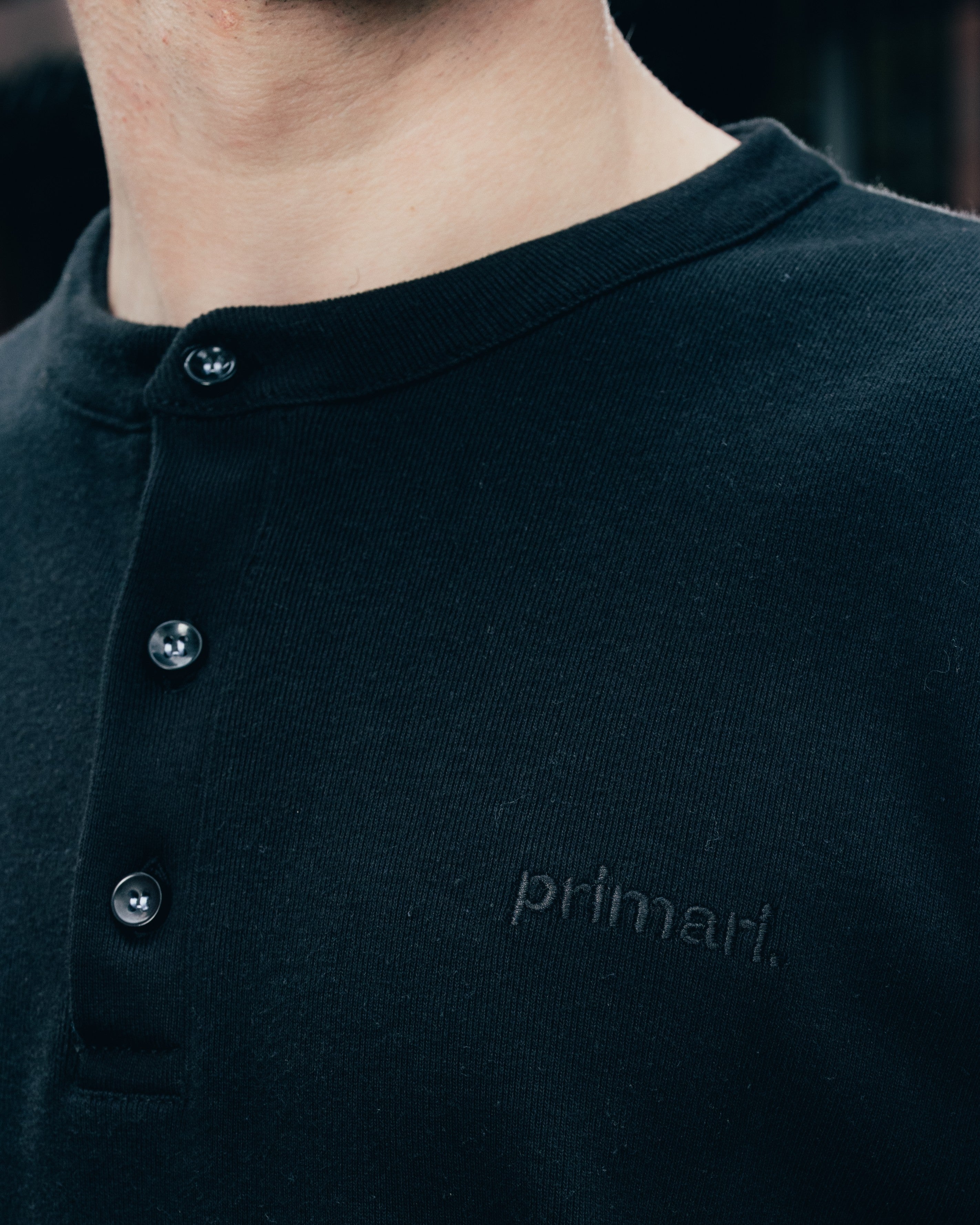 REMERA HENLEY MANGA LARGA [ PRIMARI ] BLACK