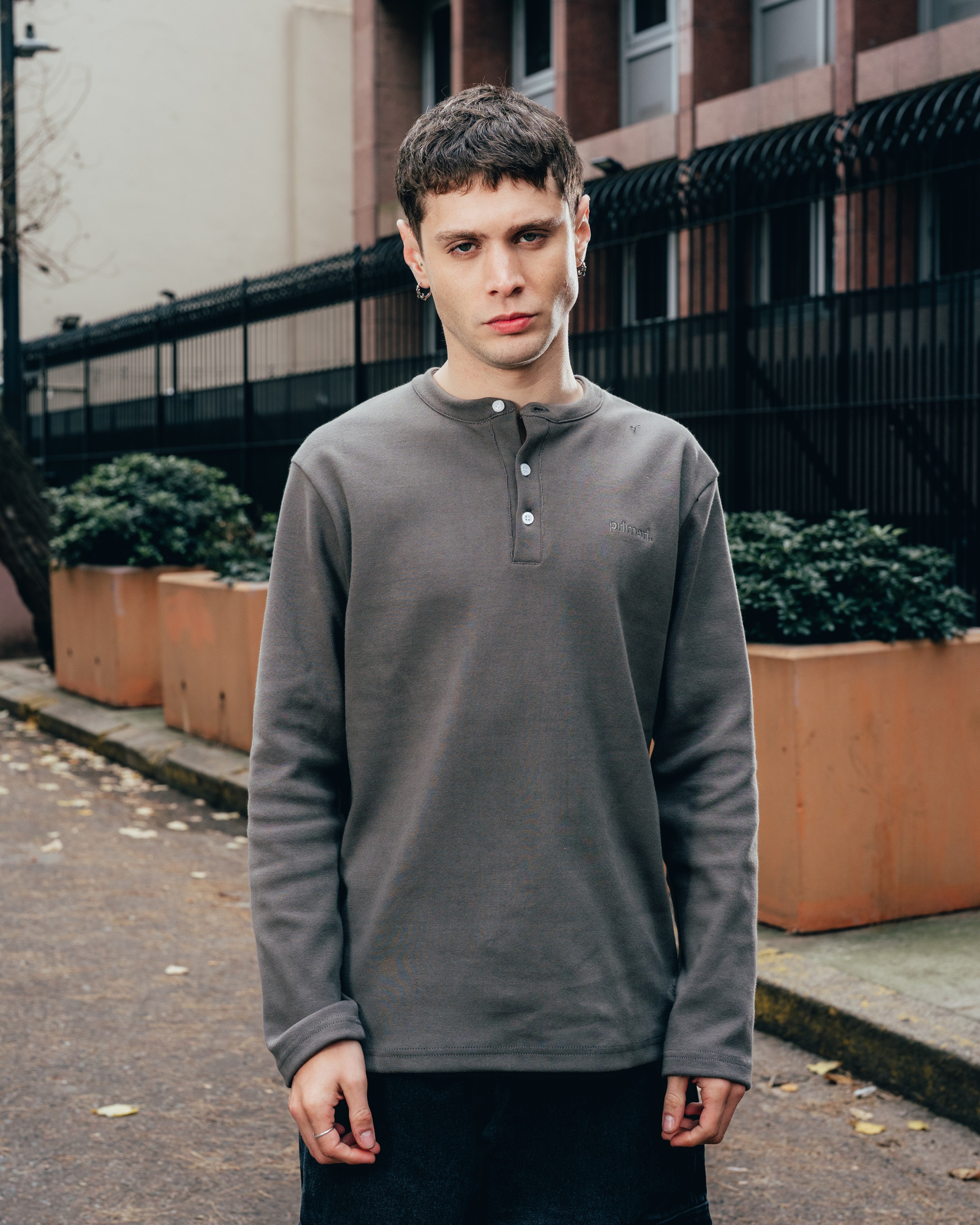 REMERA HENLEY MANGA LARGA [ PRIMARI ] GREY