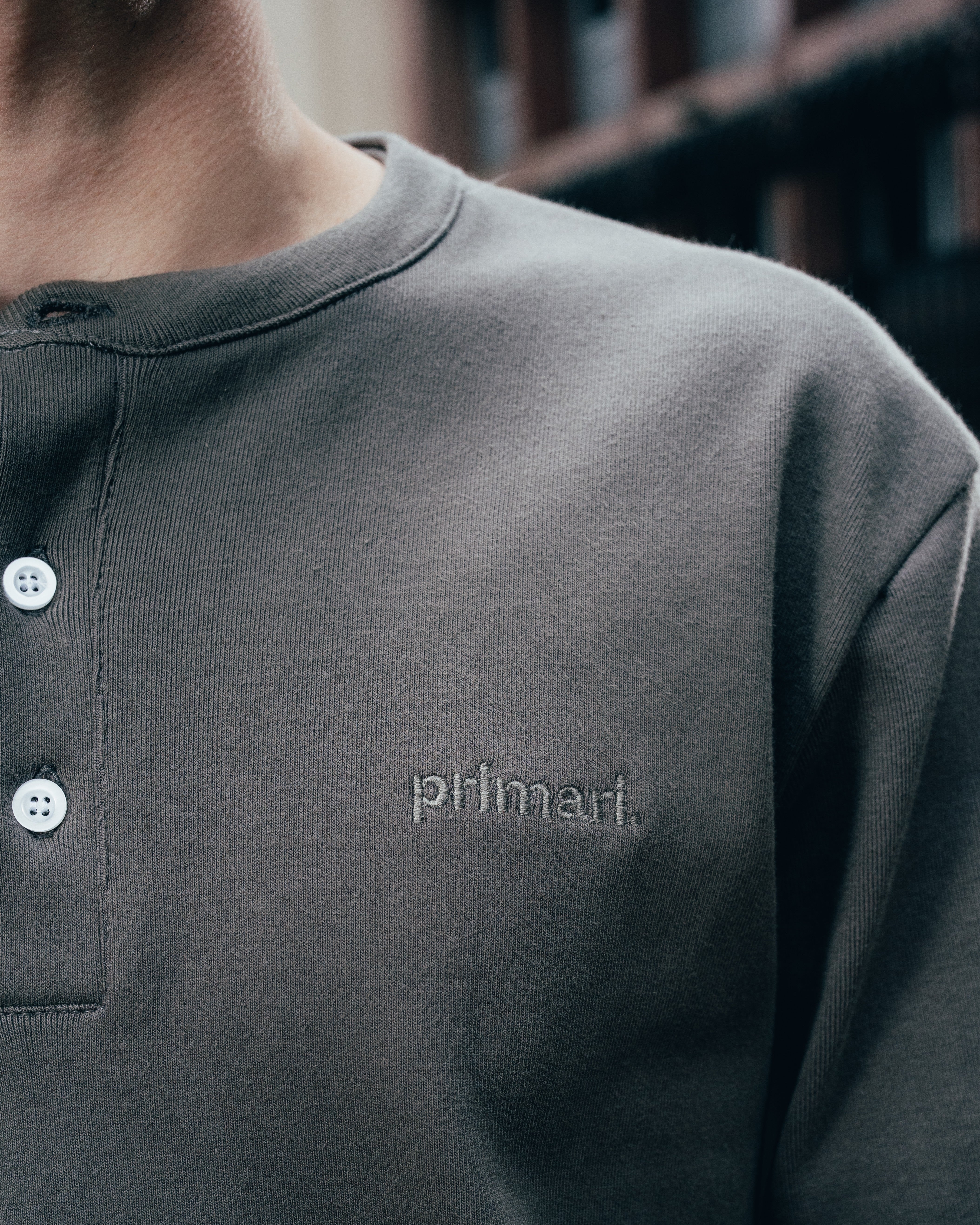 REMERA HENLEY MANGA LARGA [ PRIMARI ] GREY