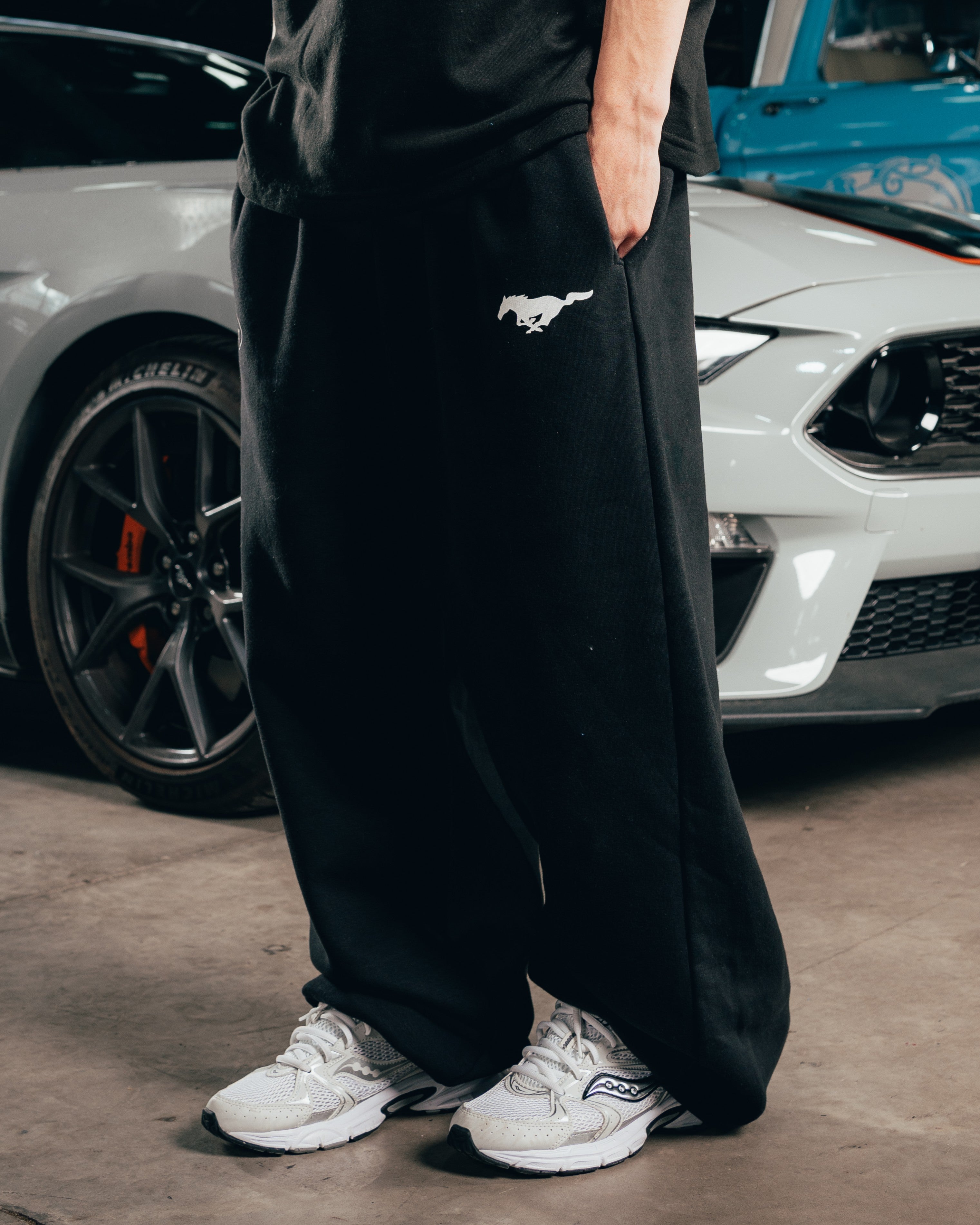 JOGGER OVERSIZED [ FORD ] MUSTANG BLACK